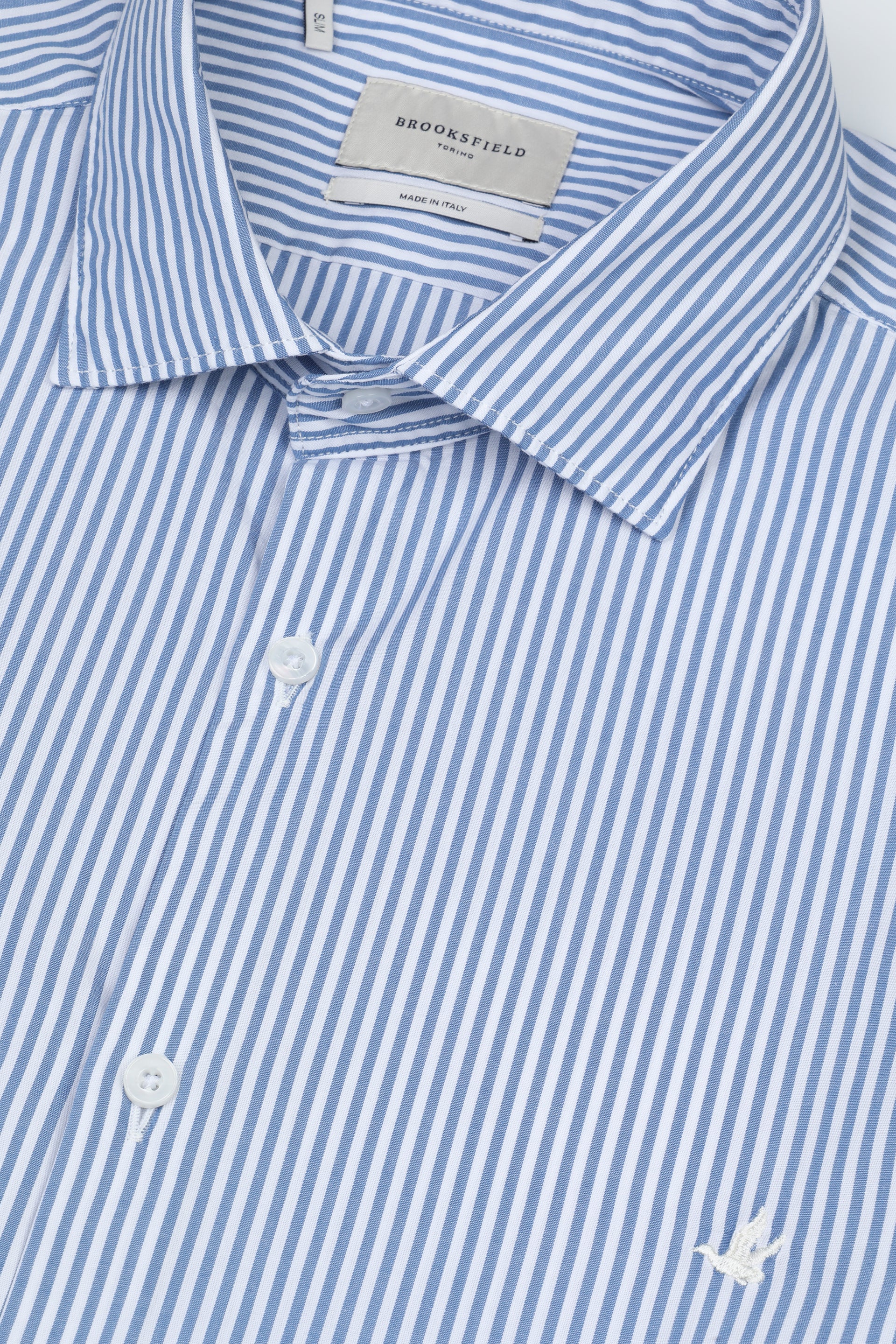 Camicia spread collar in popeline di cotone rigato. Slim fit. Logo ricamato al cuore. Blu - Bianco/Avio
