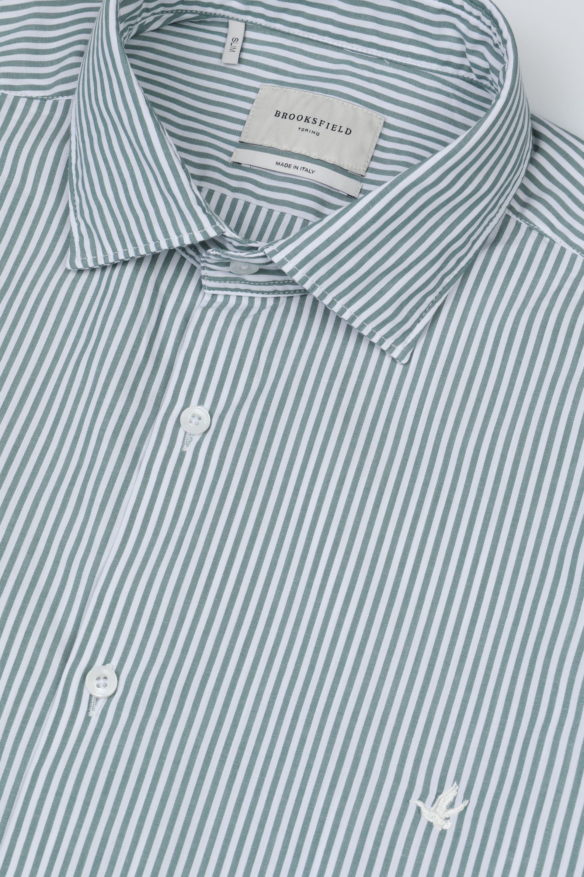 Camicia spread collar in popeline di cotone rigato. Slim fit. Logo ricamato al cuore. Verde - Bianco/Peacock