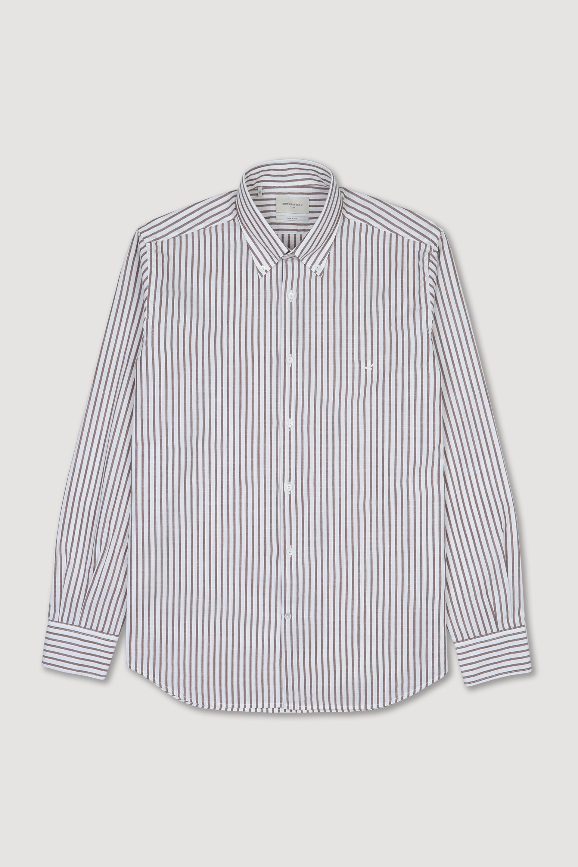 Camicia button down regular fit in tela di cotone rigata. Logo ricamato al cuore. Marrone - Naturale/Marrone
