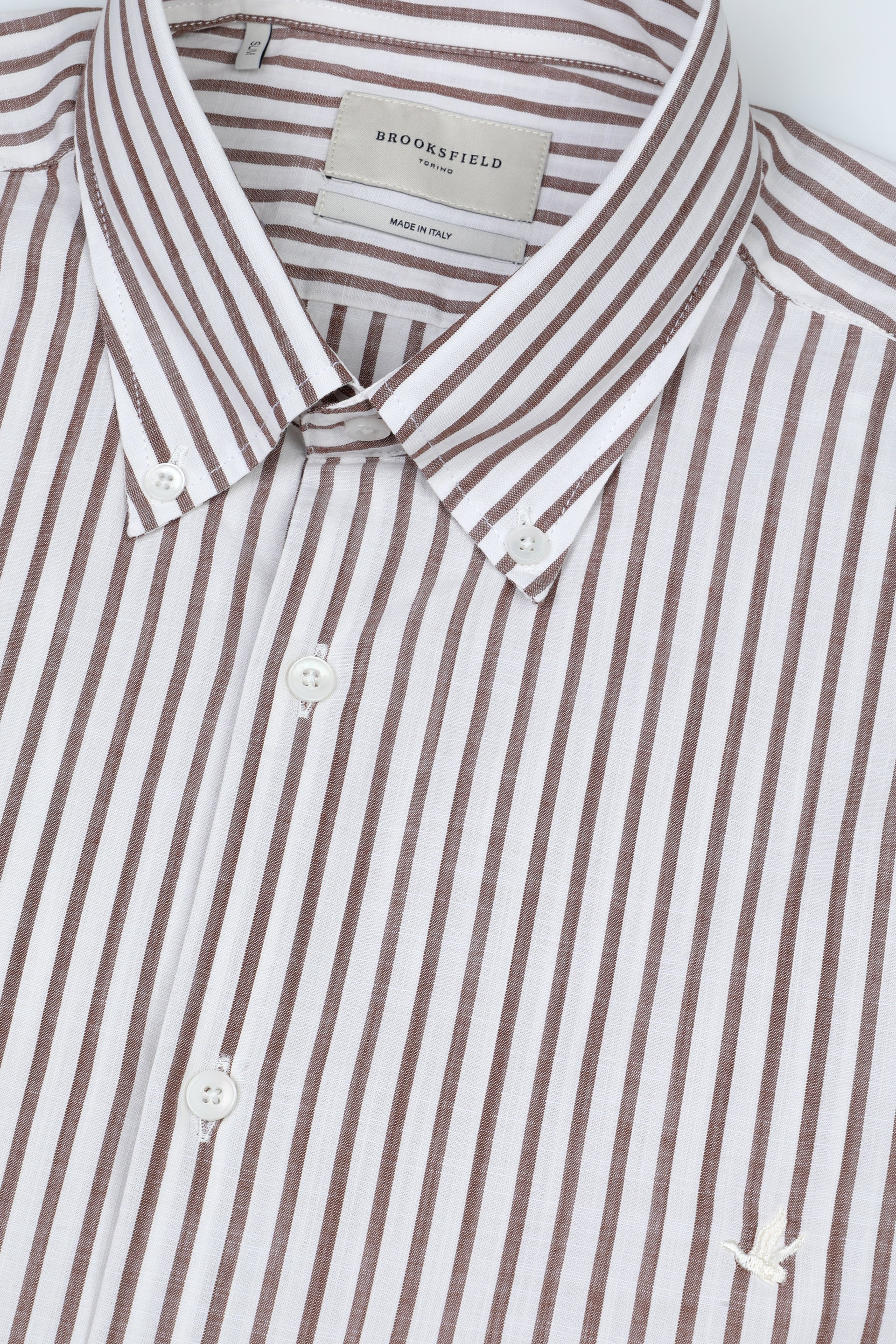 Camicia button down regular fit in tela di cotone rigata. Logo ricamato al cuore. Marrone - Naturale/Marrone