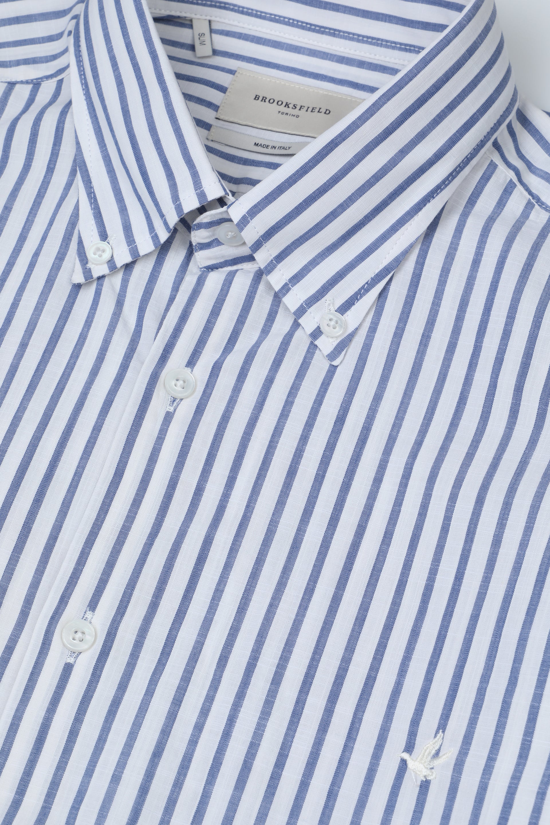 Camicia button down slim fit in popeline  di cotone rigata. Logo ricamato al cuore. Blu - Naturale/Blu