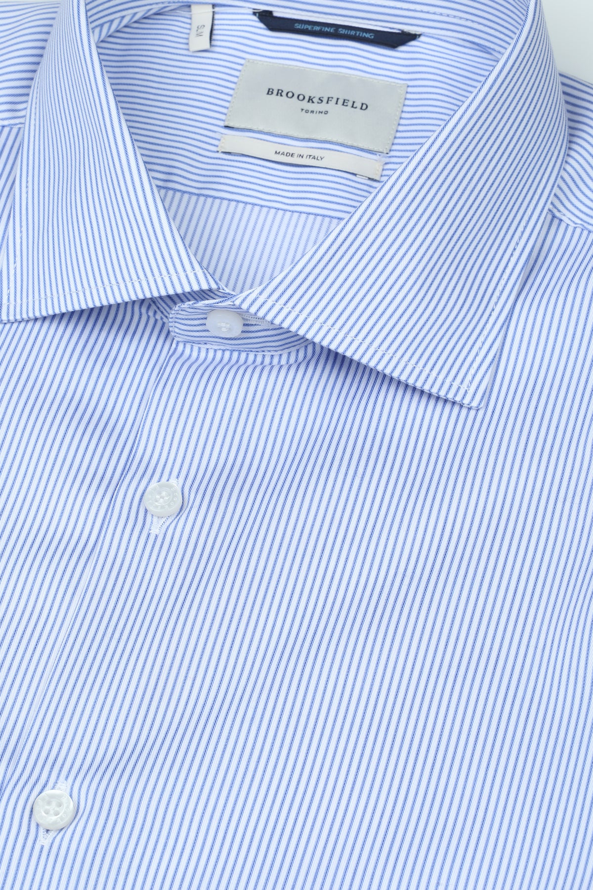 Camicia collo francese in twill superfine rigato di cotone. Slim fit - Bianco/Blu chiaro