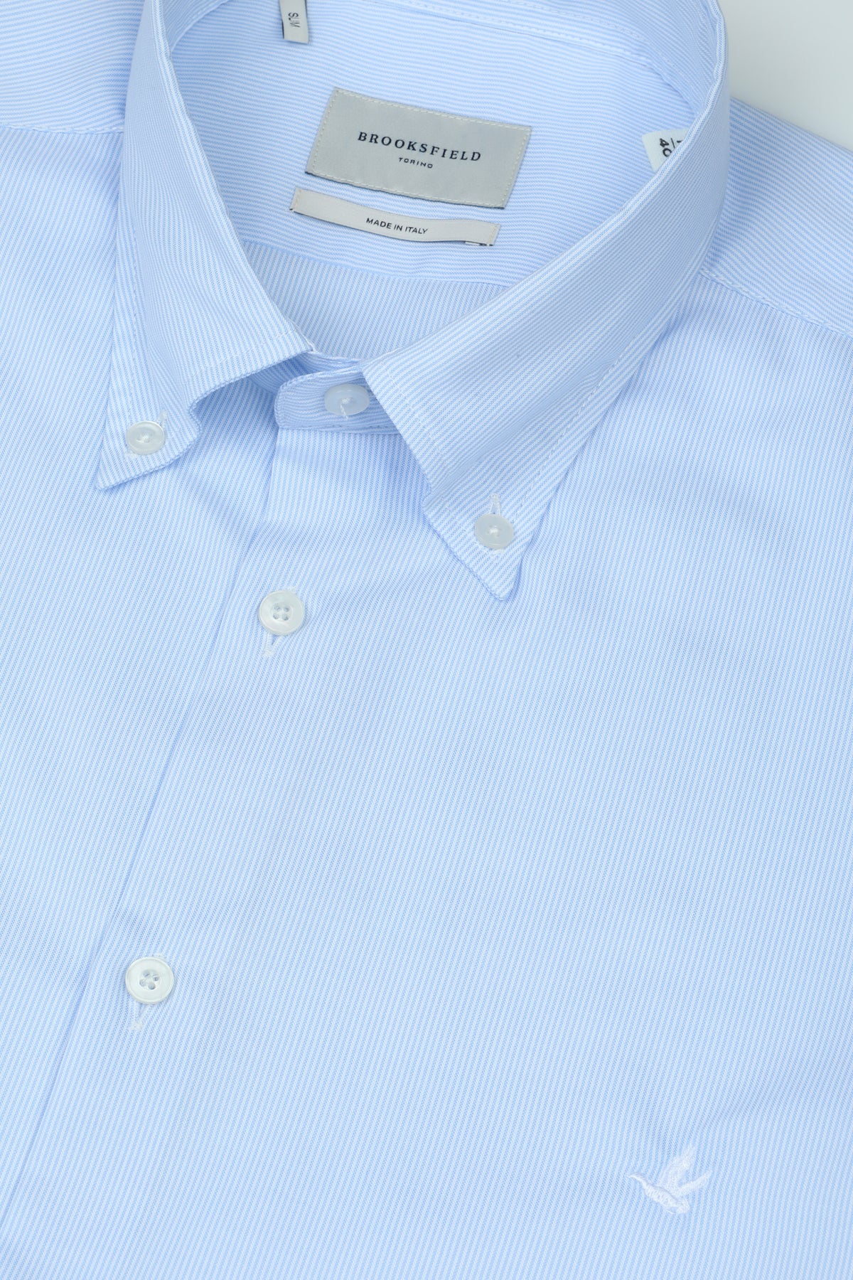 Camicia button down slim fit in tessuto di cotone operato fantasia riga. Logo ricamato al cuore - Celeste/Bianco