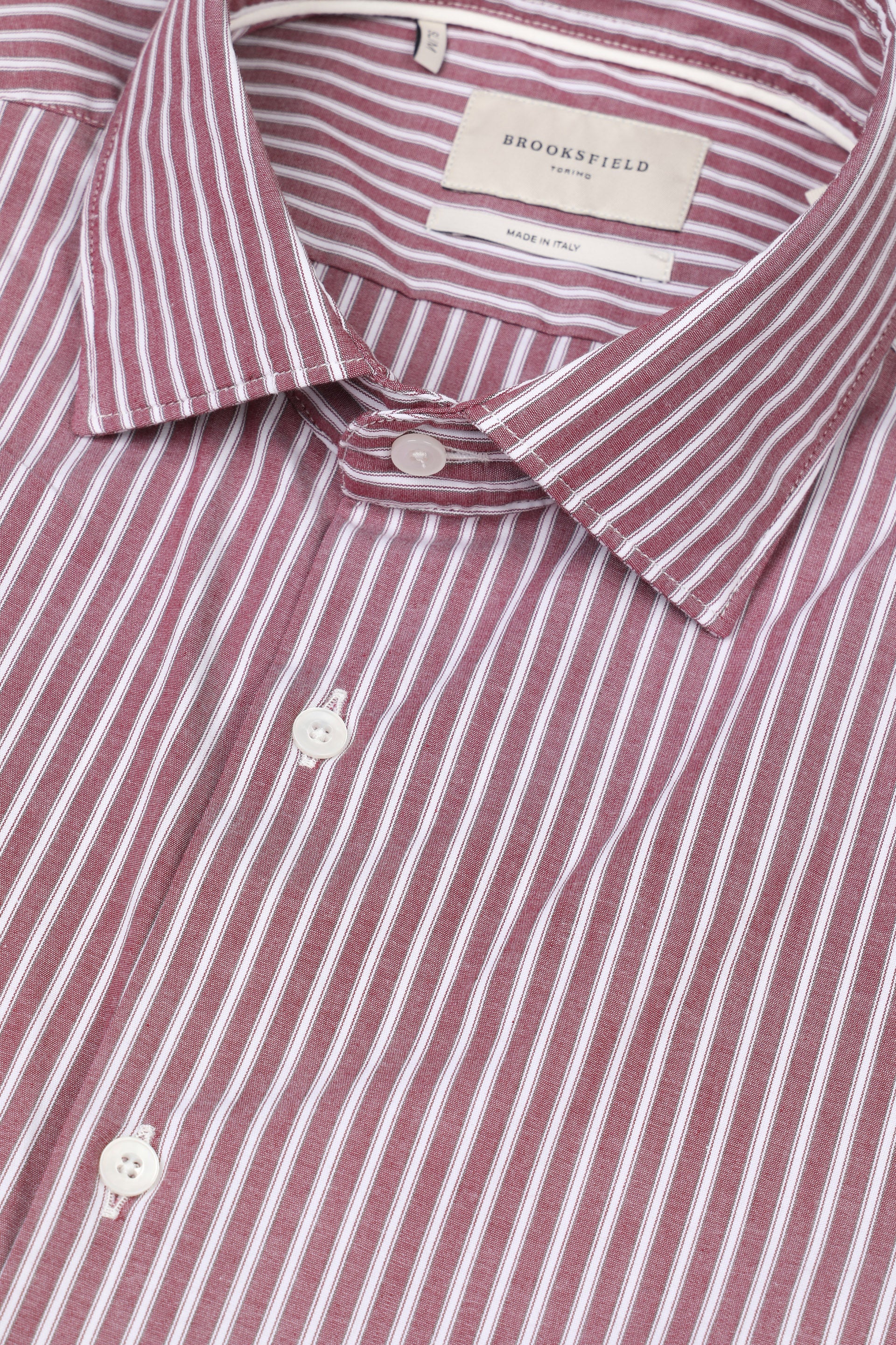 UOMO-CAMICIA (SLIM FIT) M/L SPREAD COLLAR LAVATA CON PIPING TESSUTO COTONE POPELINE STRETCH FANTASIA RIGA VERTICALE - Amaranto/bianco