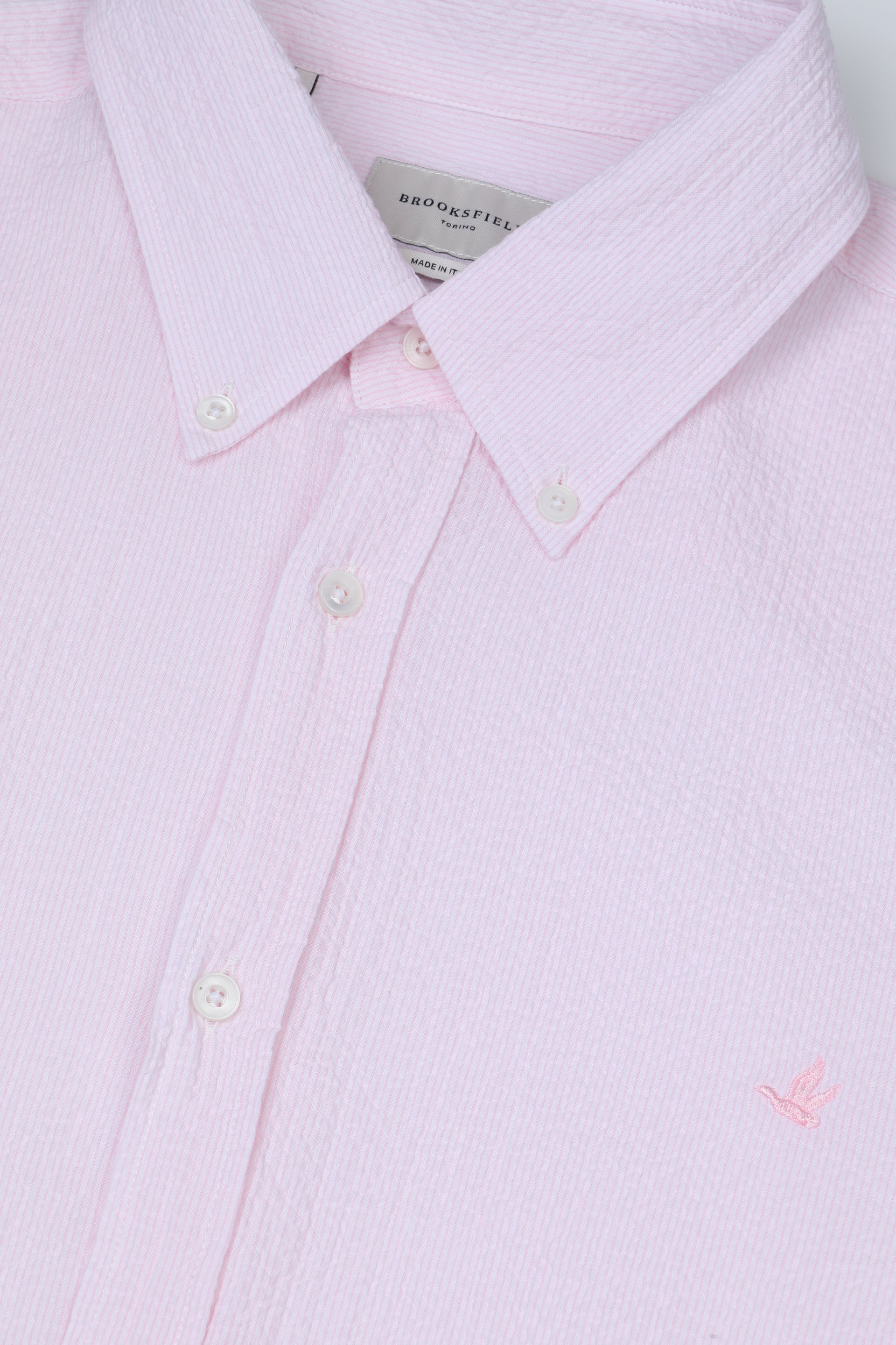Camicia Club button down regular fit in seersucker rigato di cotone. Logo ricamato al cuore. Marrone - Bianco/Rosa