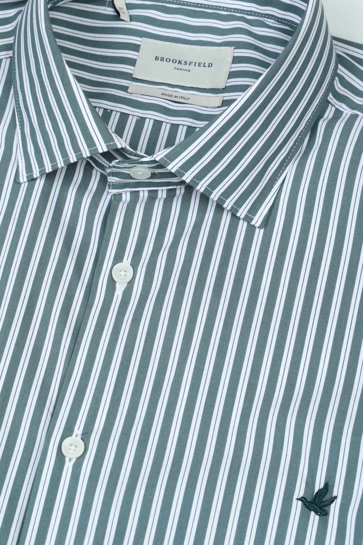 Camicia slim fit con collo spread in popeline rigato di cotone stretch. Verde - Verdone/Bianco/Nero