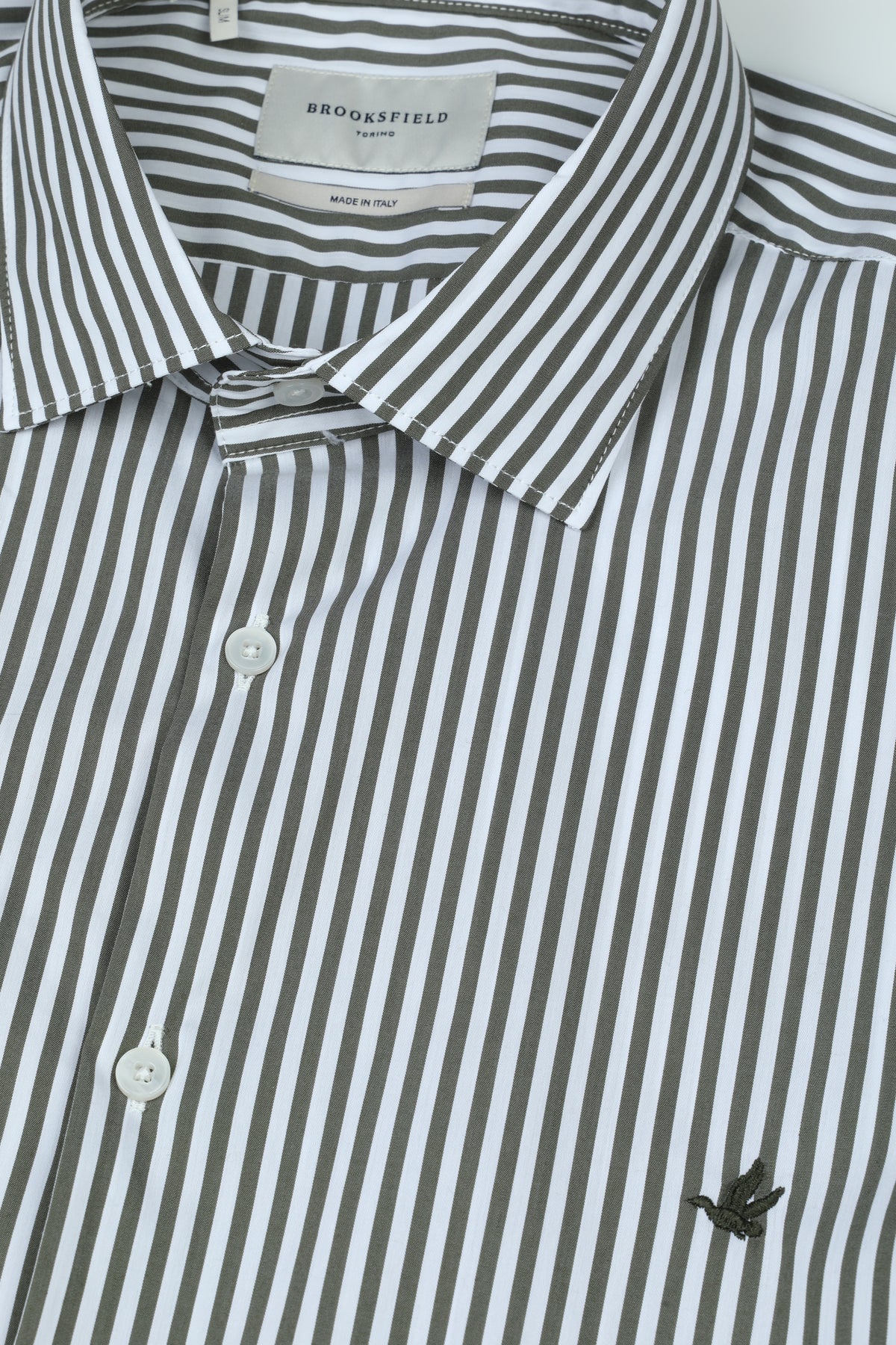 Camicia slim fit con collo spread in popeline rigato di cotone stretch. Verde - Militare/Bianco