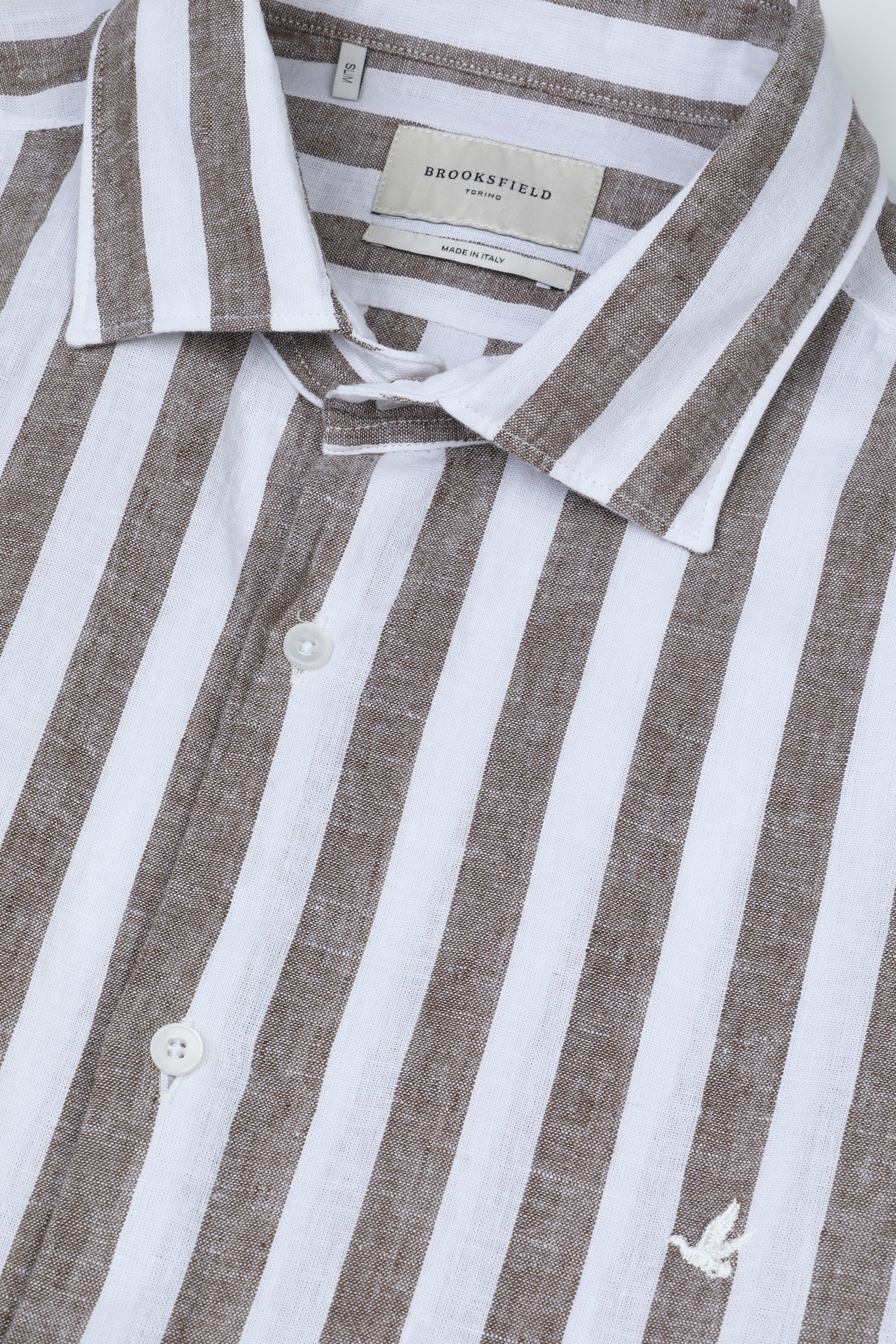 Camicia spread collar in lino misto cotone rigato, slim fit. Logo ricamato al cuore. Marrone - Marrone/Latte