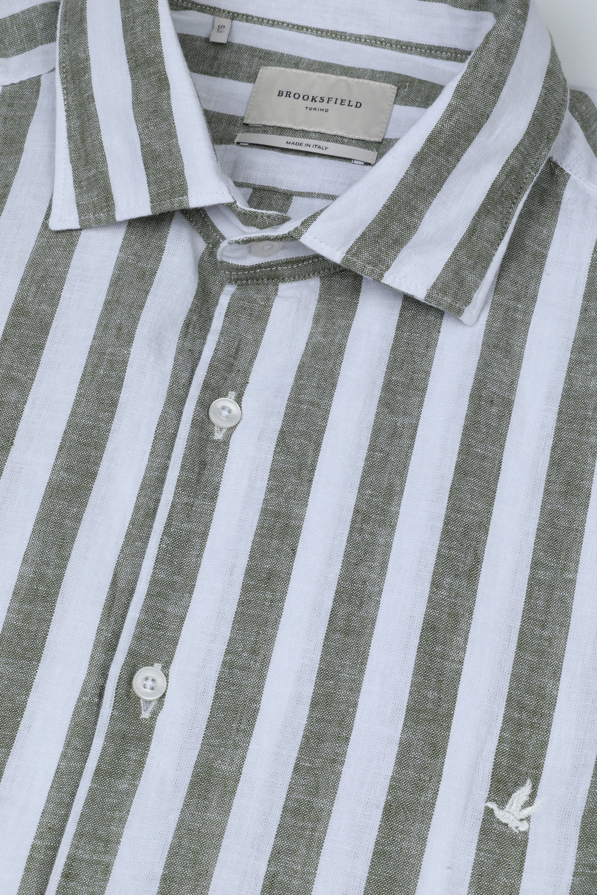 Camicia spread collar in lino misto cotone rigato, slim fit. Logo ricamato al cuore. Verde - Militare/Latte