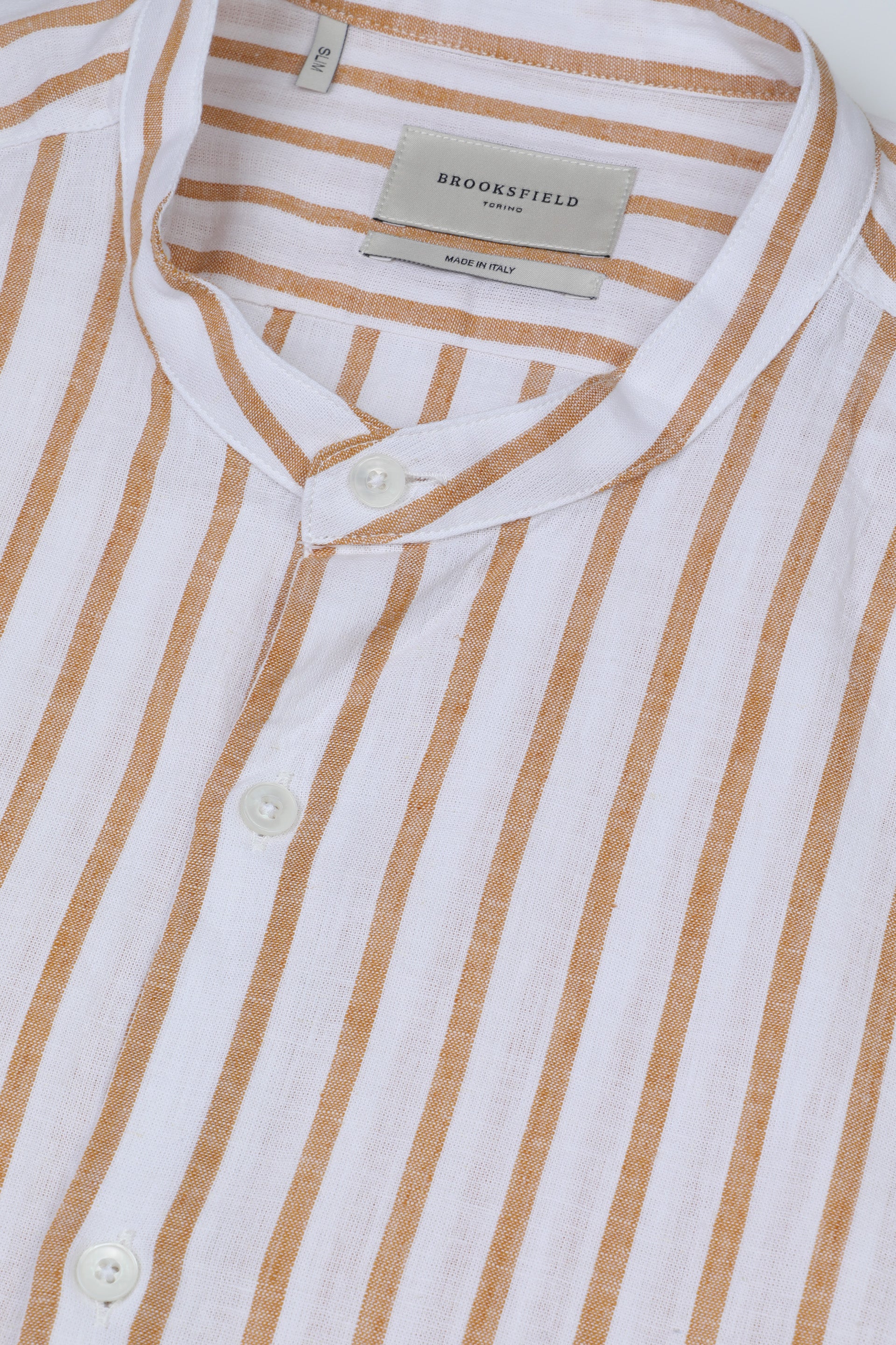 Camicia slim fit in misto lino rigato con collo alla coreana. Giallo - Latte/Ottone