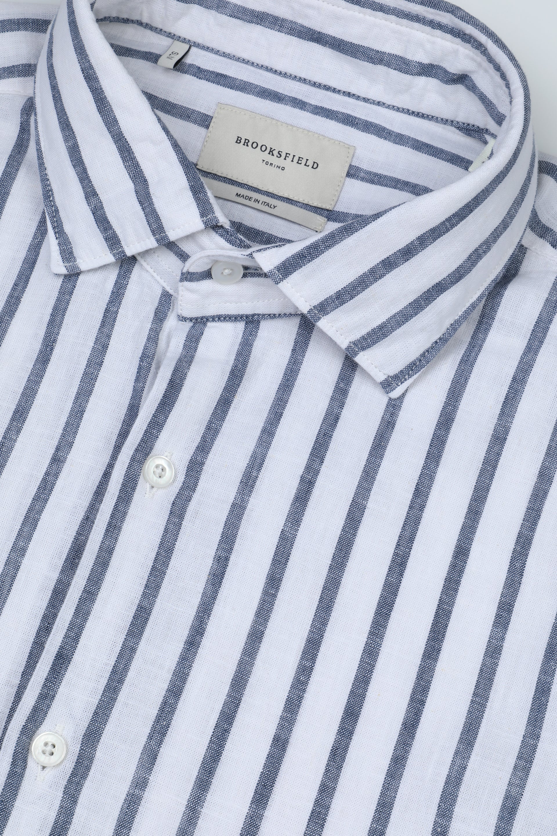 Camicia spread collar in cotone misto lino rigato, slim fit. Blu - Latte/Blu