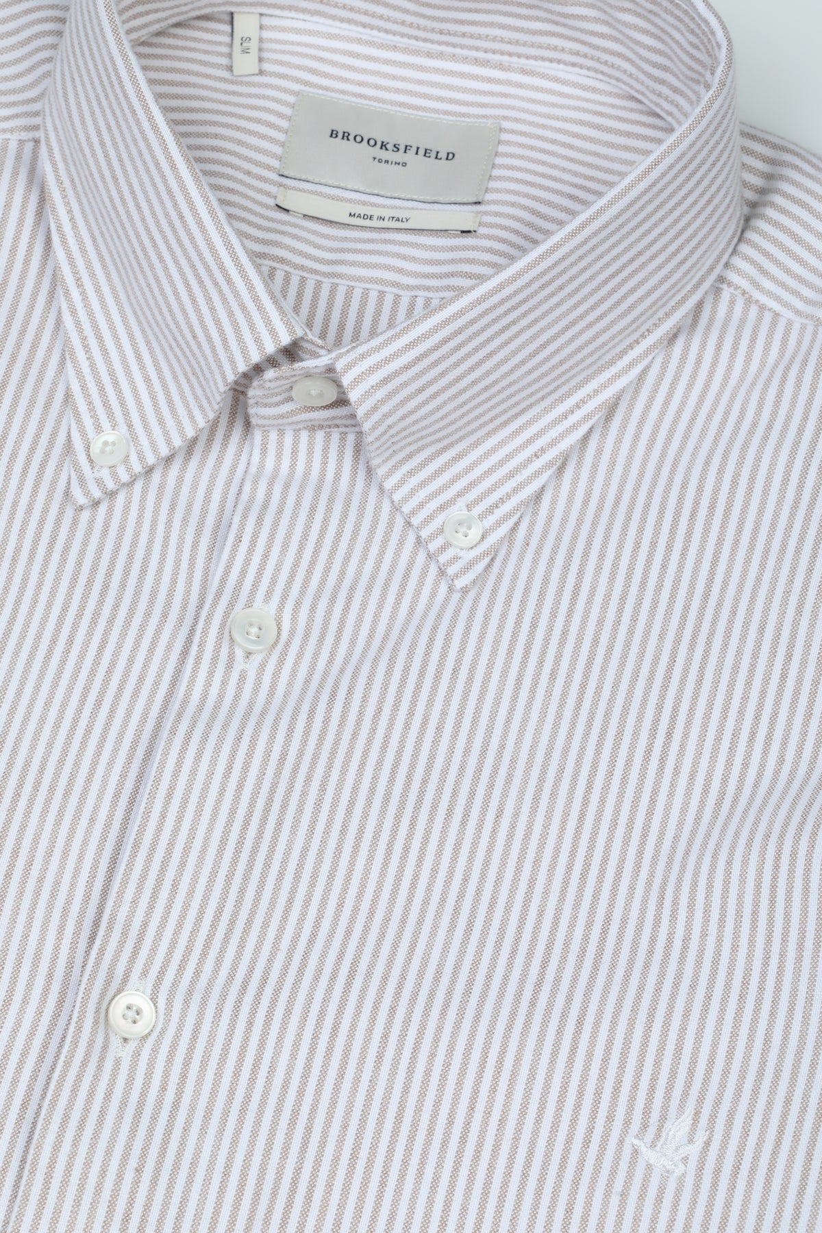 Camicia button down slim fit in oxford rigato di cotone-Lyocell. Logo ricamato al cuore. Beige - Segale/Latte