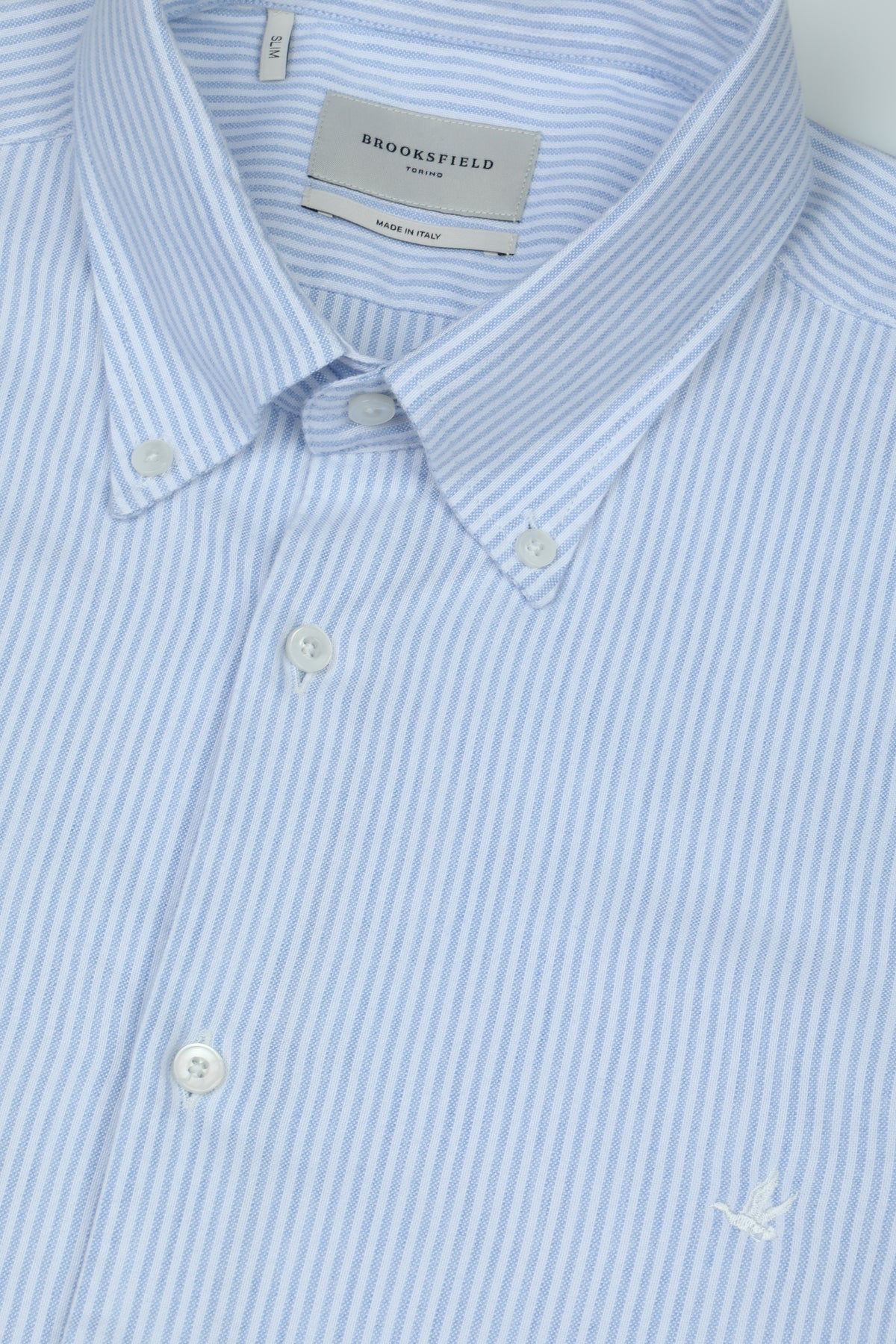 Camicia button down slim fit in oxford rigato di cotone-Lyocell. Logo ricamato al cuore. Azzurro - Cielo/Latte