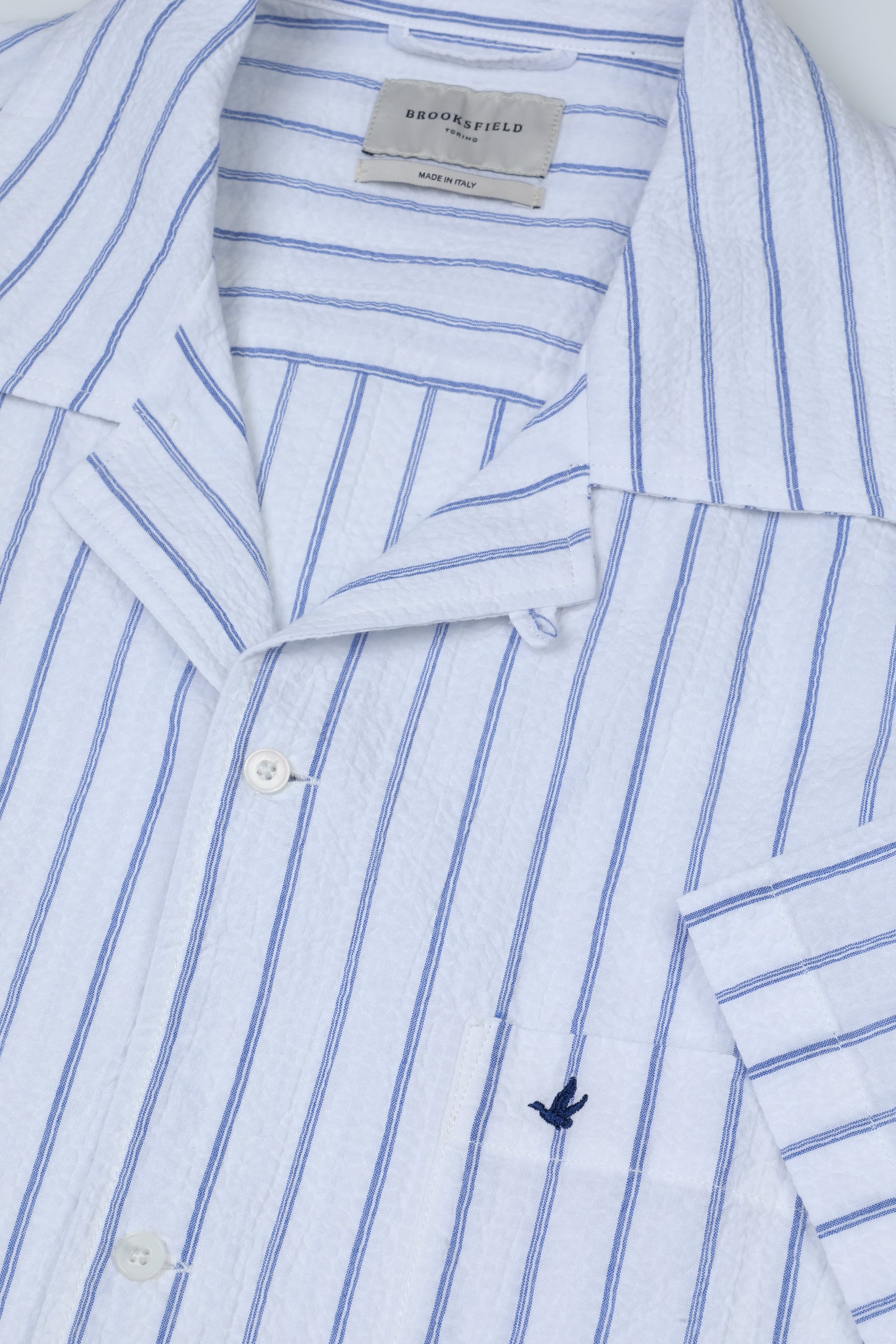 Camicia camp collar manica corta in seersucker stretch di cotone rigato. Blu - Bianco/Marine
