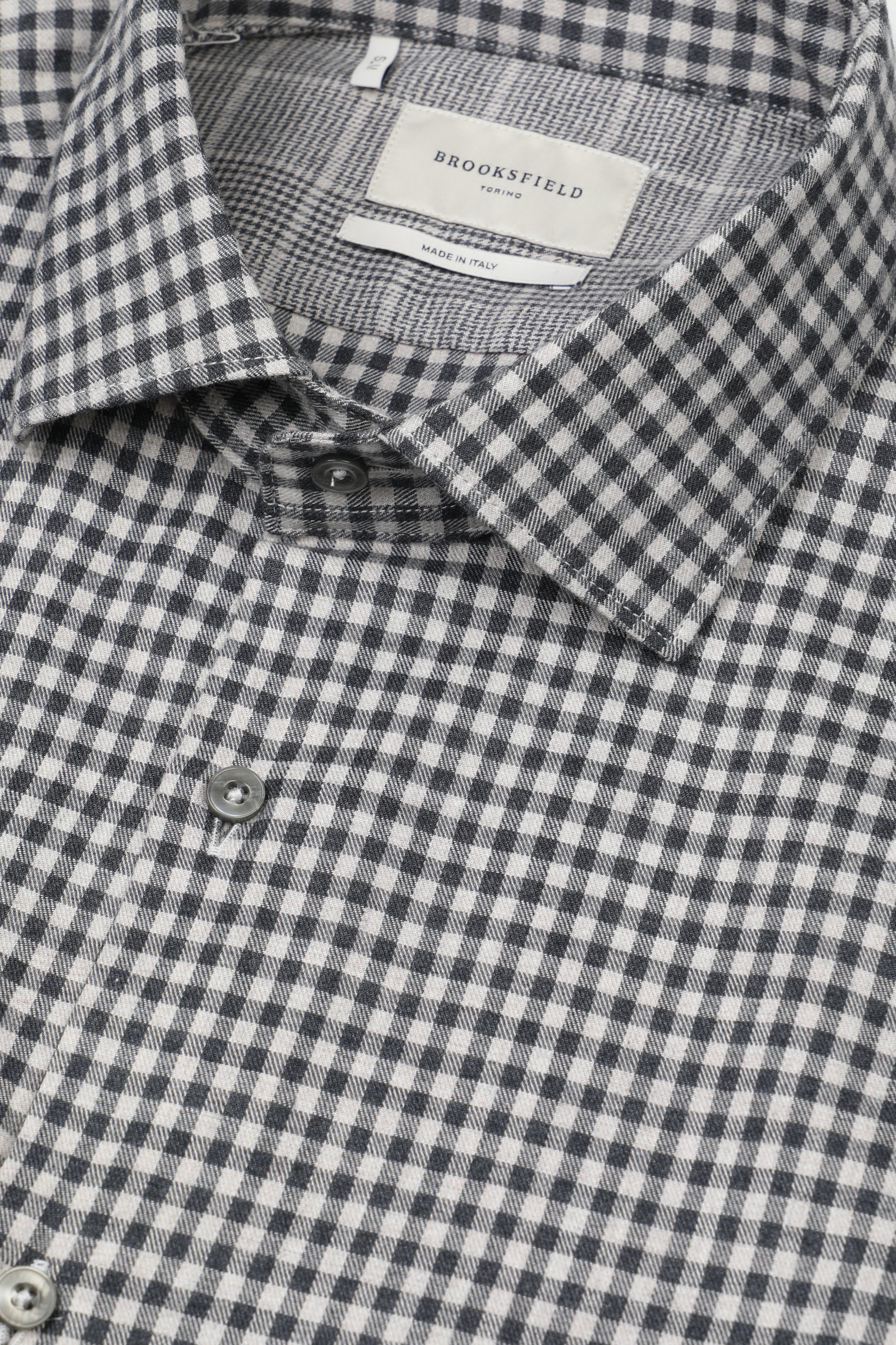 Camicia slim fit con collo spread realizzata in twill smerigliato di misto cotone fantasia vichy. Grigio - Mastice/Antracite