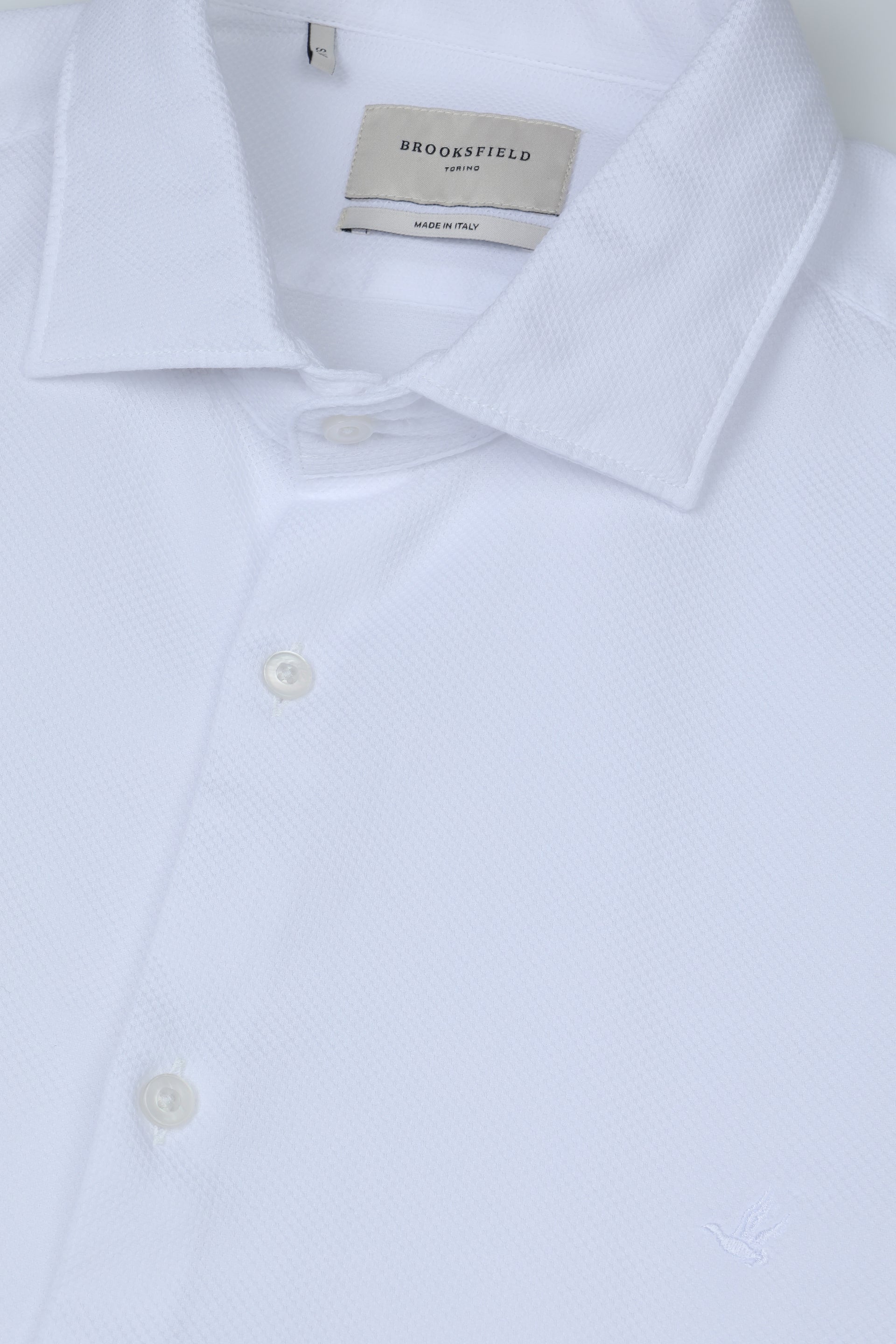 Camicia slim fit con collo spread in cotone operato. Logo ricamato al cuore - Bianco