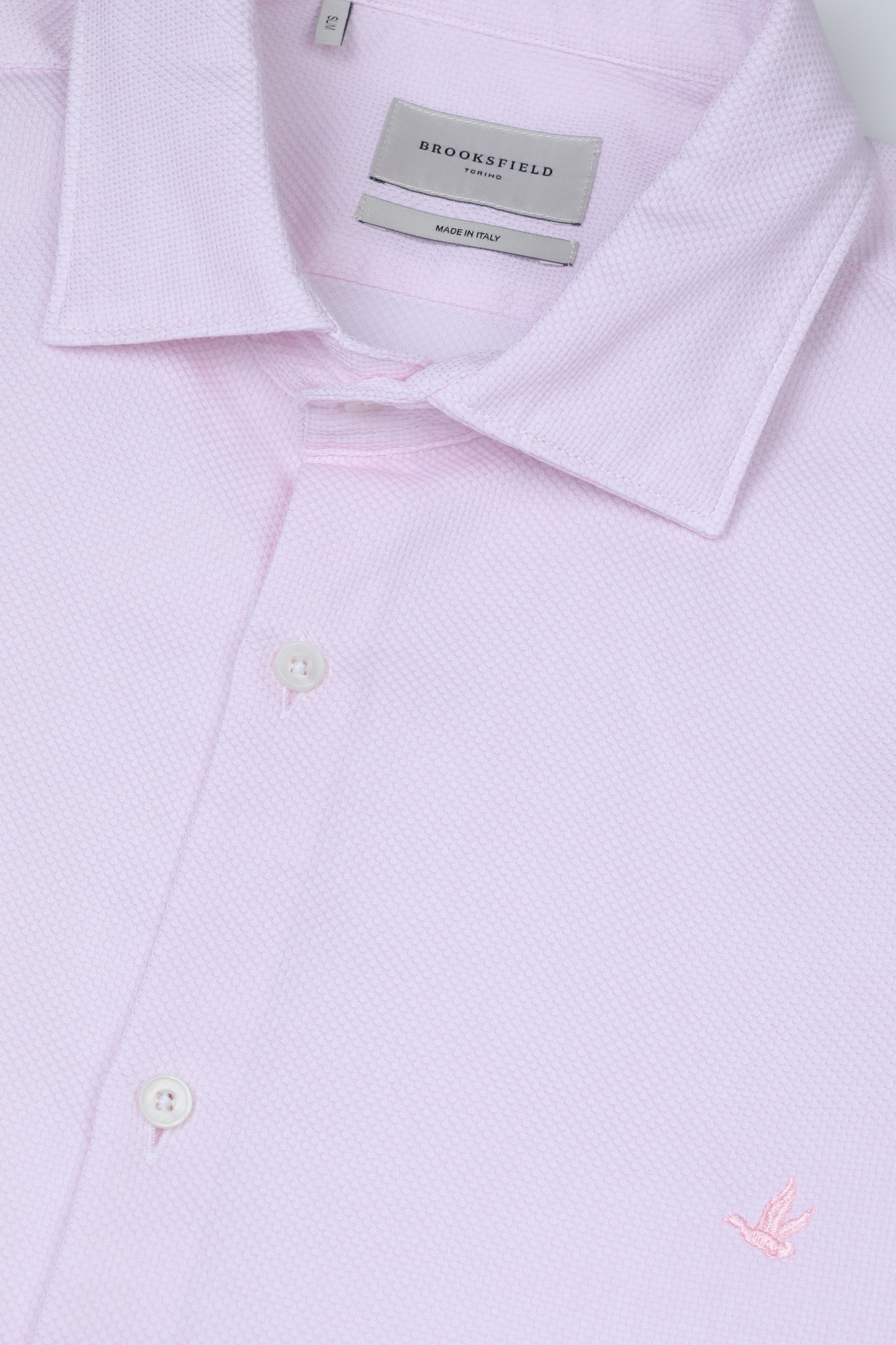 Camicia slim fit con collo spread in cotone operato. Logo ricamato al cuore. Rosa - Rosa/Bianco
