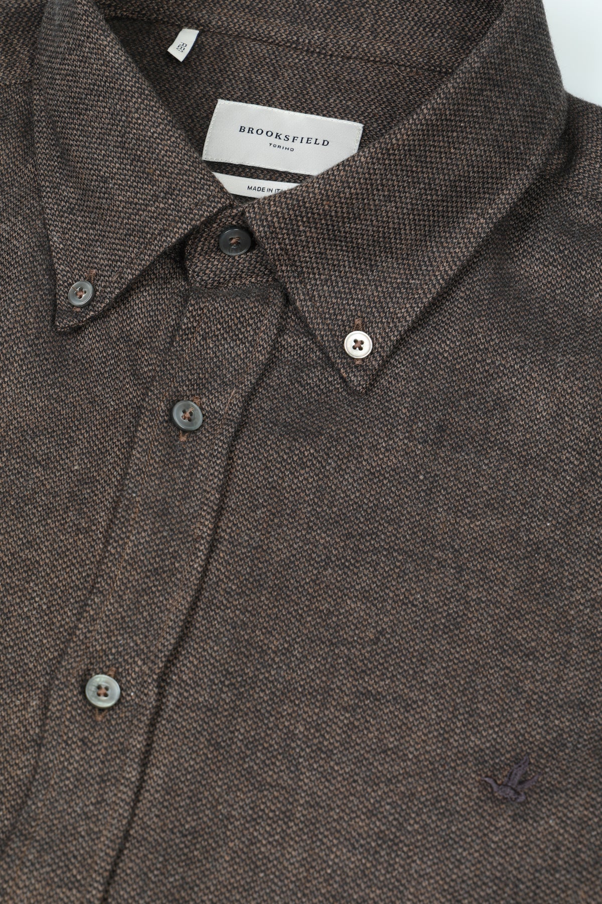 Camicia Club button down regular fit in tessuto operato di cotone smerigliato. Logo ricamato al cuore. Marrone - Ebano