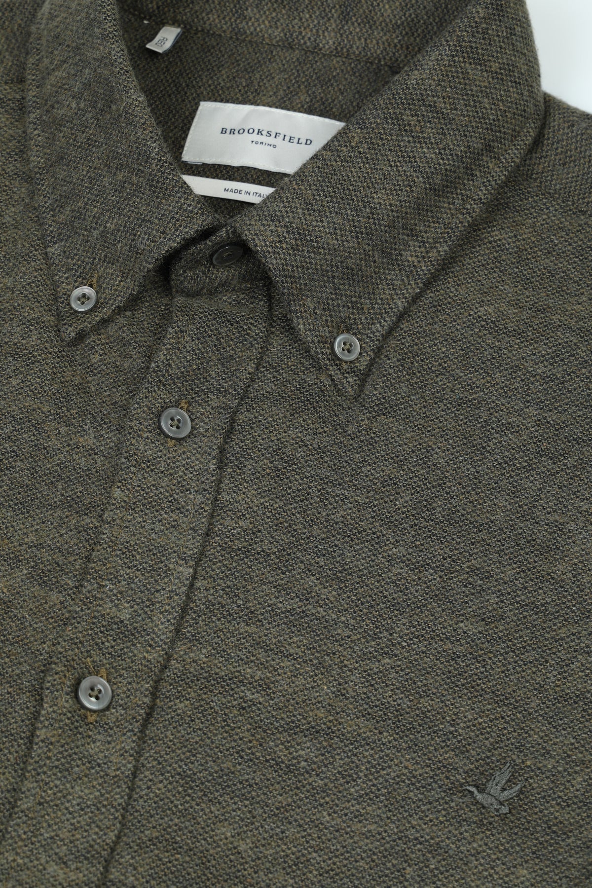 Camicia Club button down regular fit in tessuto operato di cotone smerigliato. Logo ricamato al cuore. Verde - Sottobosco