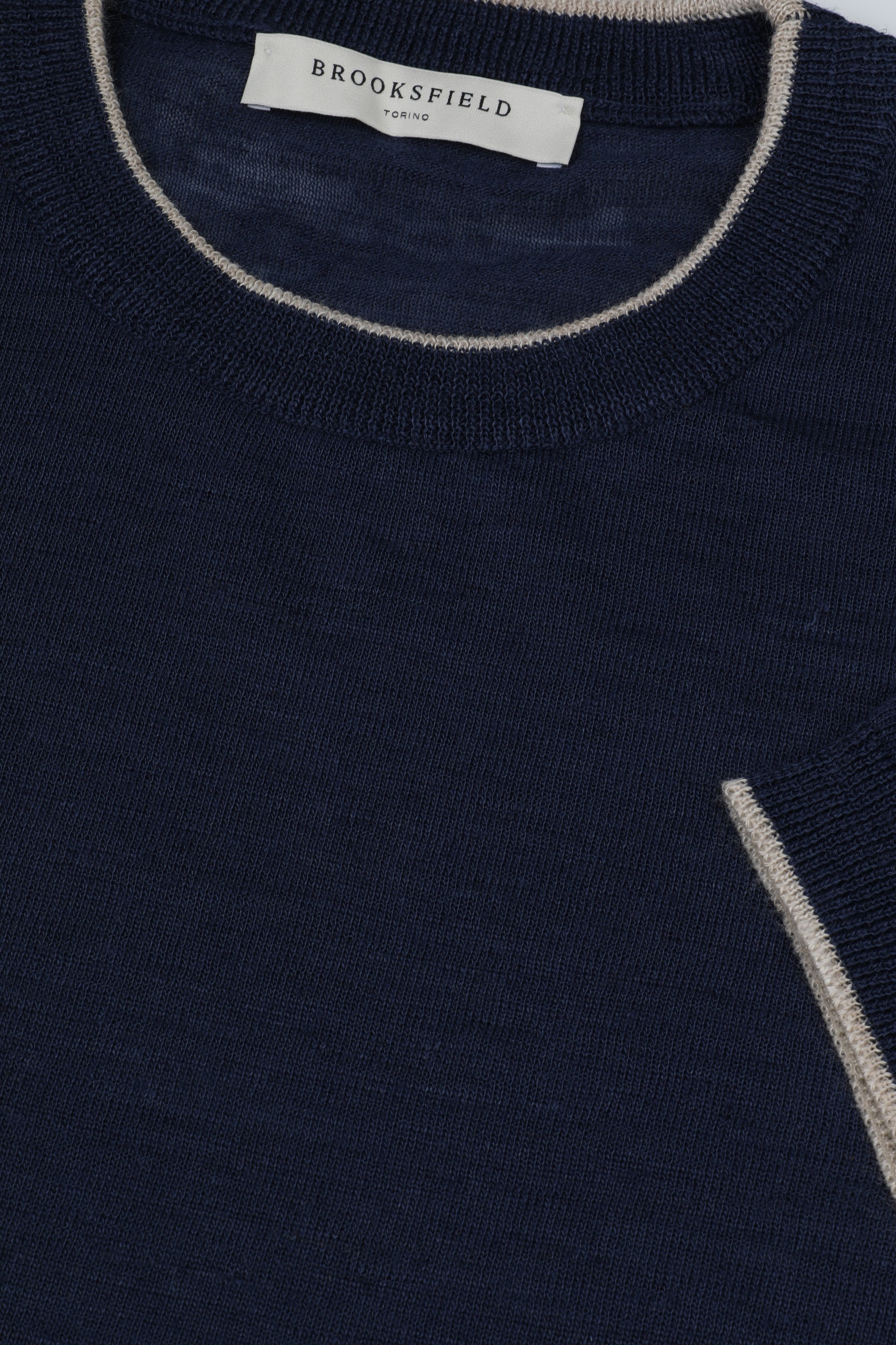 T-shirt in maglia di lino misto poliestere con profili a contrasto. Bianco - Indigo