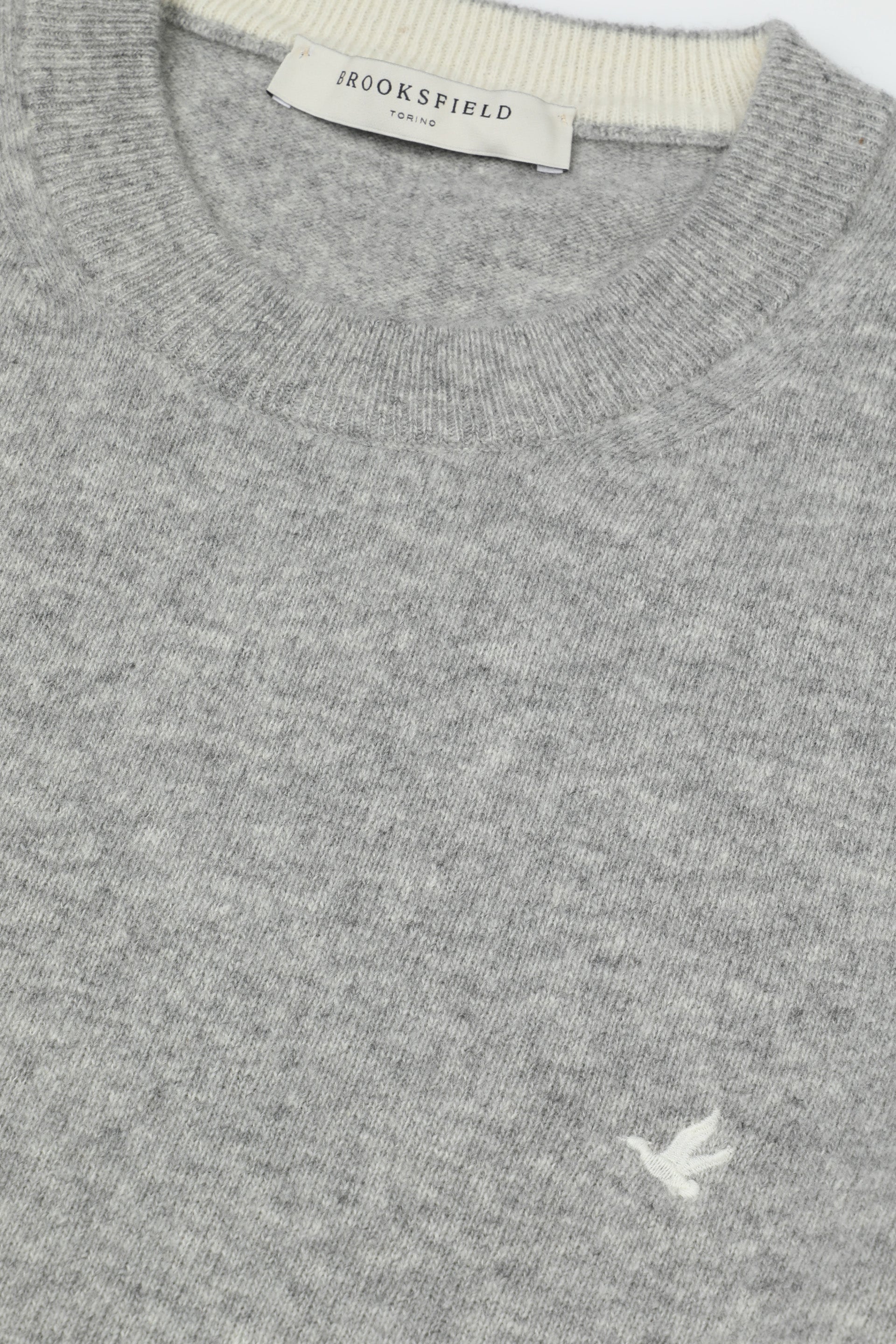 Maglia girocollo in pura lana vergine con toppe in contrasto. Grigio - Grigio