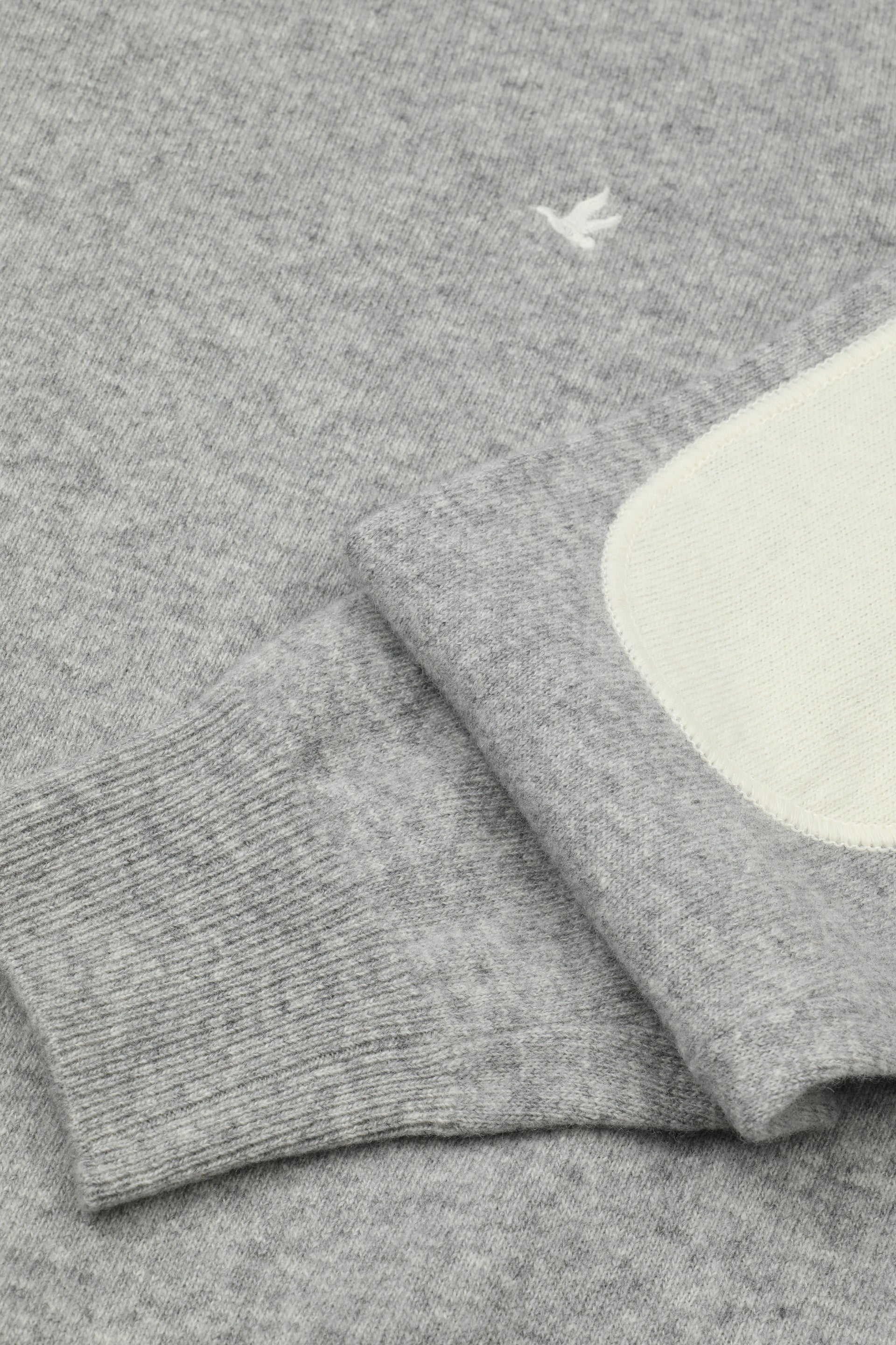 Maglia girocollo in pura lana vergine con toppe in contrasto. Grigio - Grigio