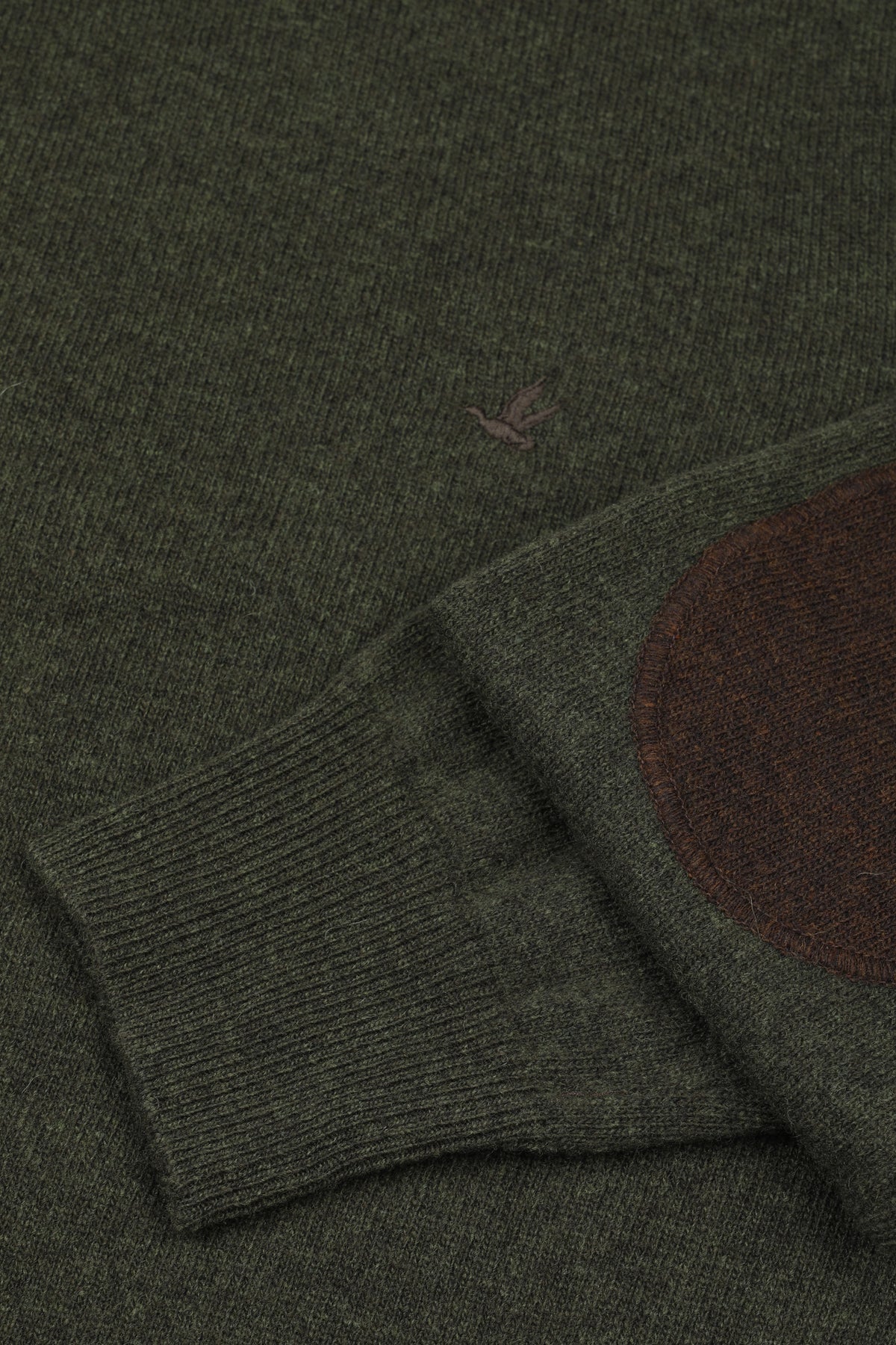 Maglia girocollo in pura lana vergine con toppe in contrasto. Verde - Oliva