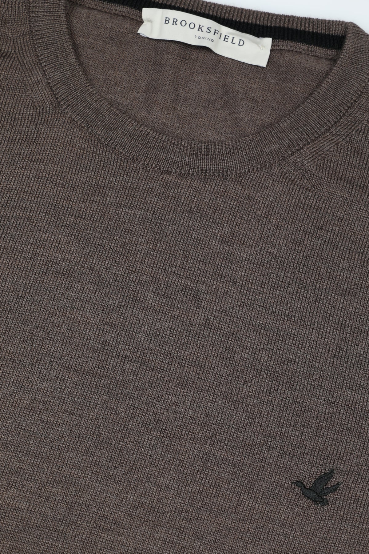 Maglia girocollo in lana merinos extrafine con logo ricamato al cuore. Marrone - Cioccolato