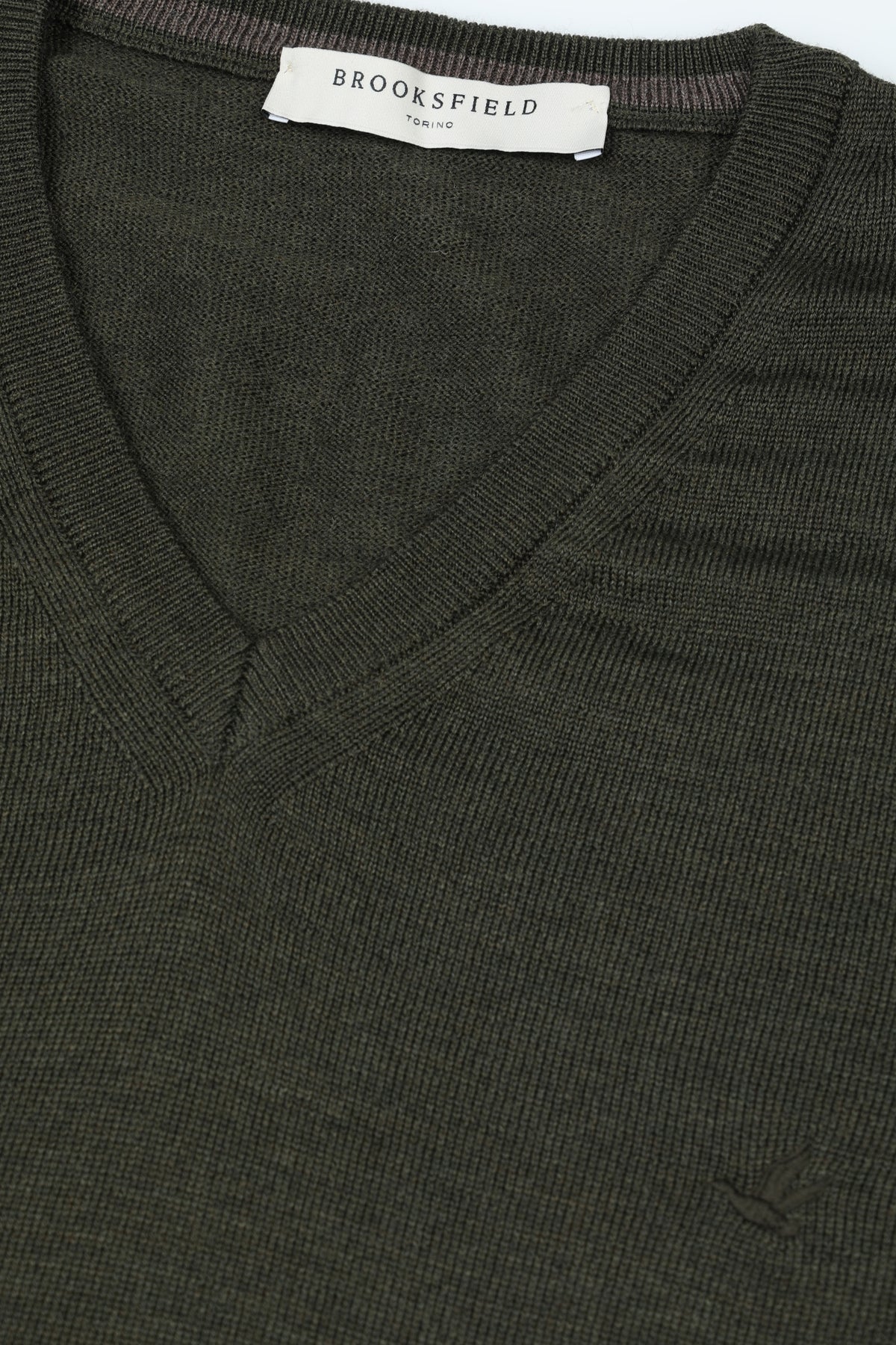 Maglia scollo V in lana merinos extrafine con logo ricamato al cuore. Verde - Oliva