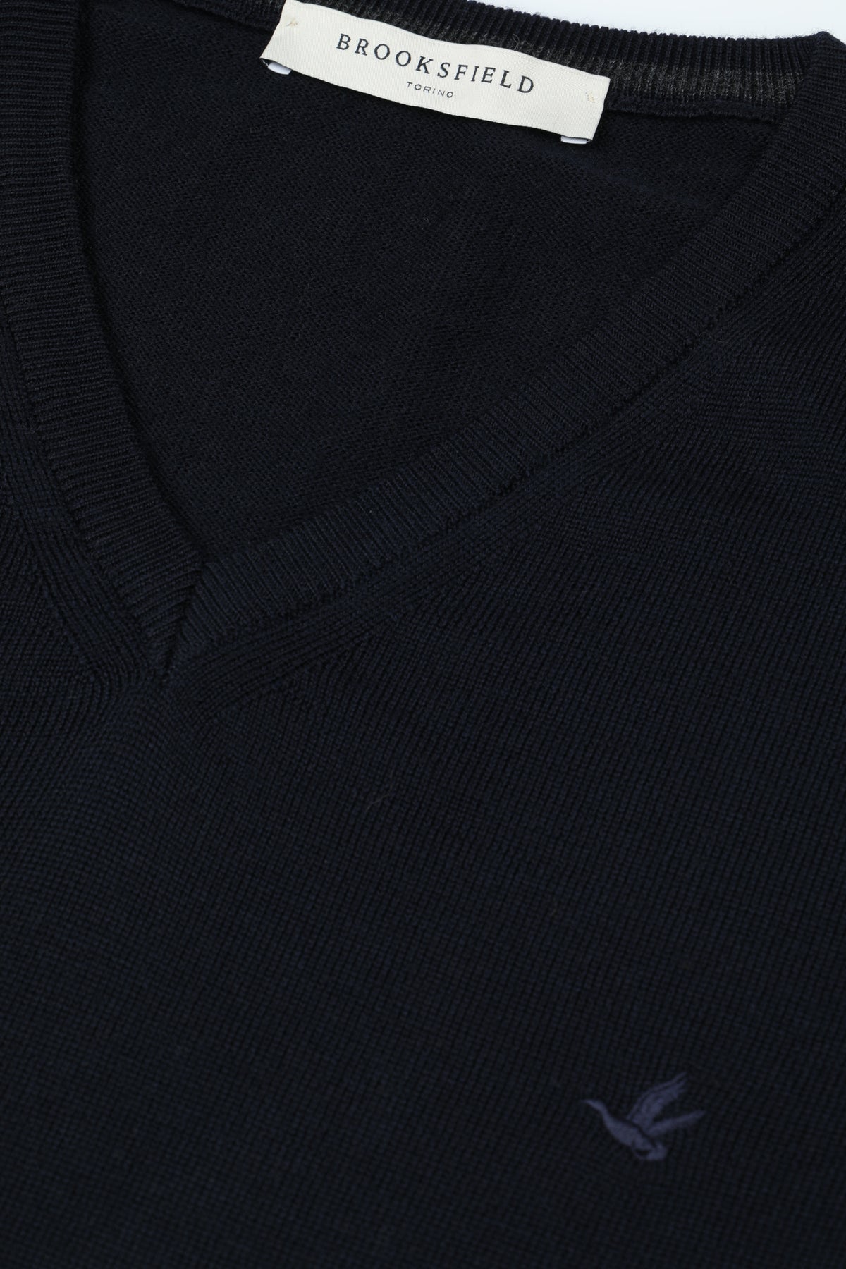 Maglia scollo V in lana merinos extrafine con logo ricamato al cuore. Blu - Navy