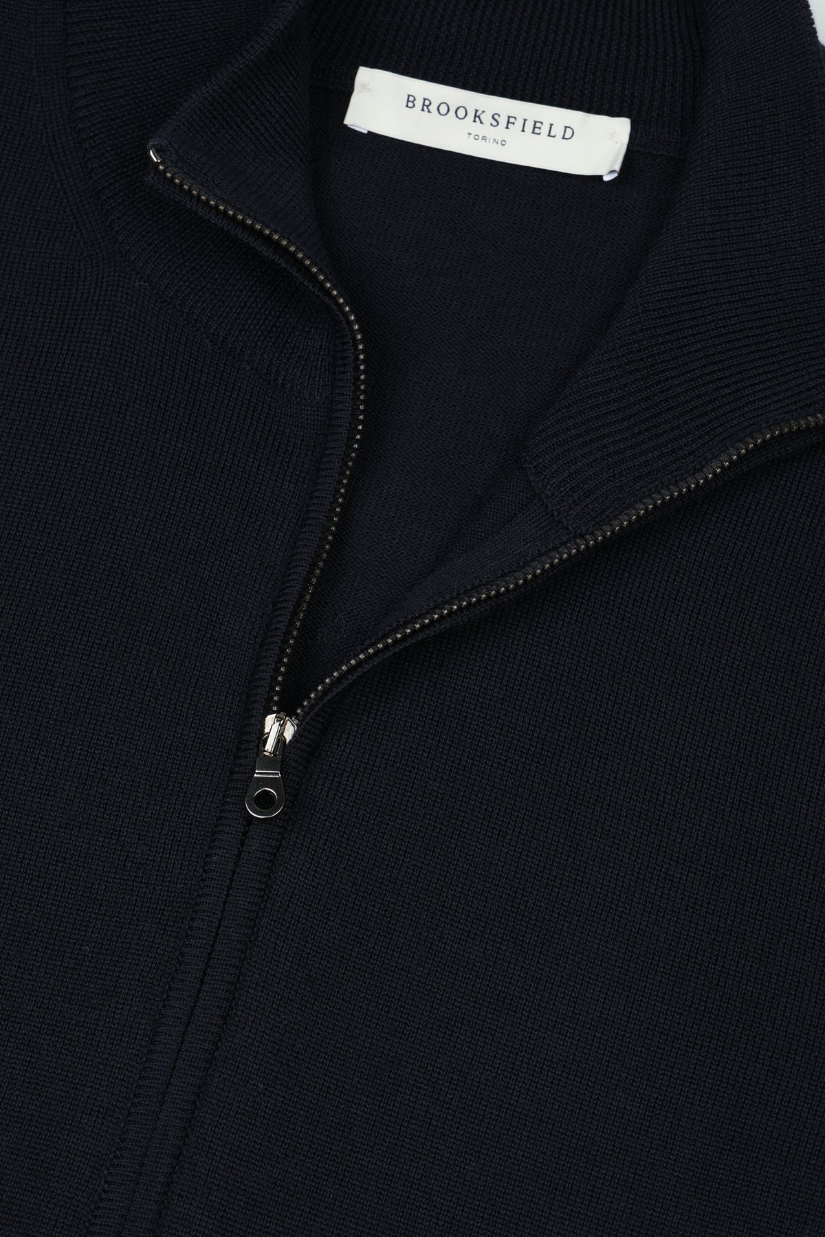 Giubbotto in maglia realizzato in lana merinos extrafine. Blu - Navy