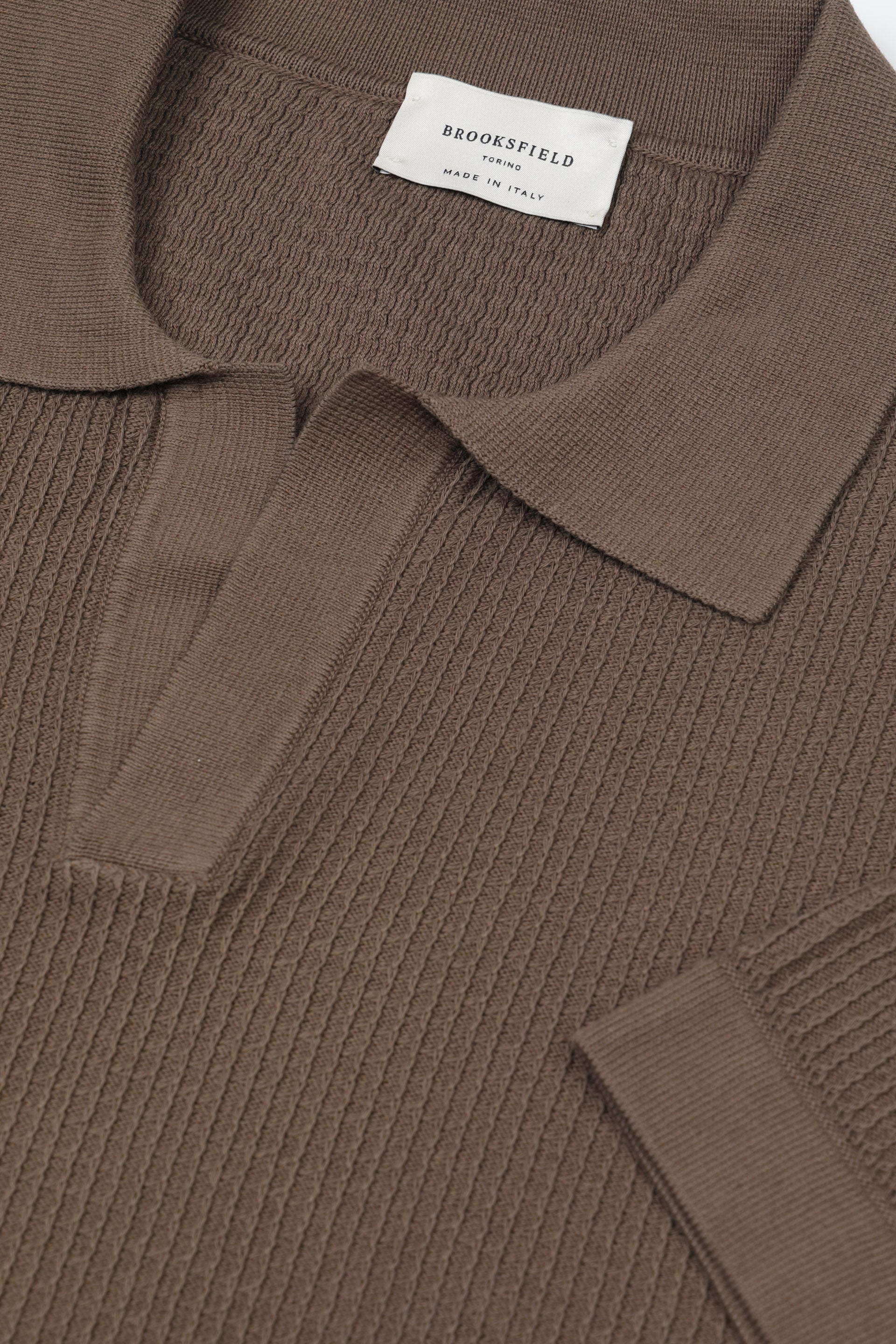 Polo collo aperto in maglia di cotone con punto costa ondulata. Marrone - Coconut