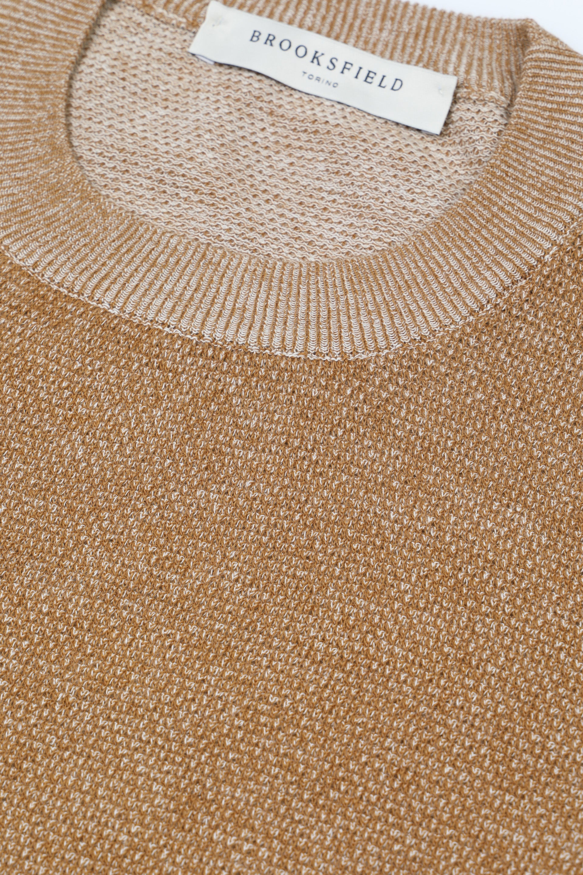 Maglia girocollo in cotone con lavorazione punto grana di riso vanisè. Marrone - Cognac/Panna