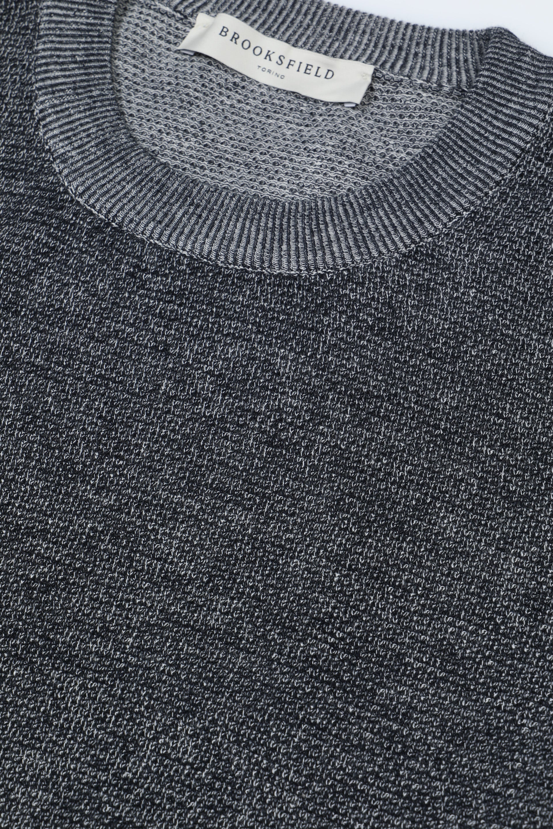 Maglia girocollo in cotone con lavorazione punto grana di riso vanisè. Blu - Blu scuro/Panna