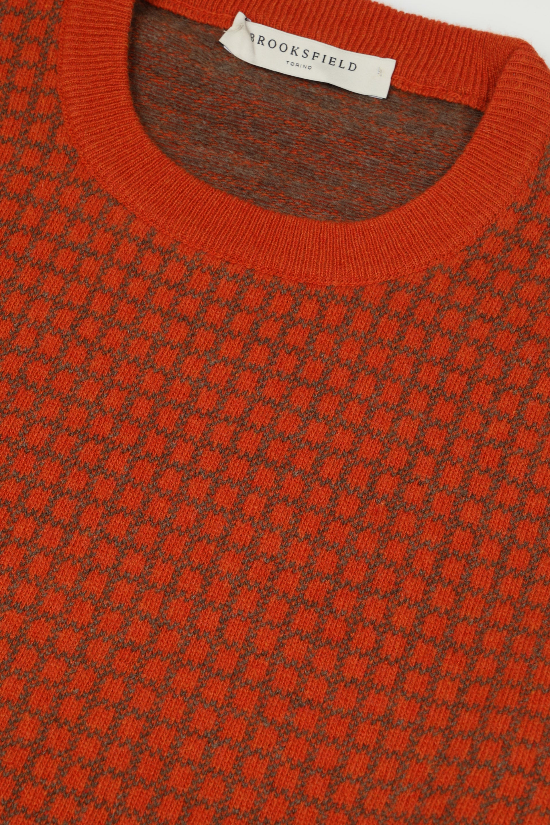 Maglia girocollo in pura lana vergine con jacquard fantasia quadro. Arancione - Arancione/Camoscio