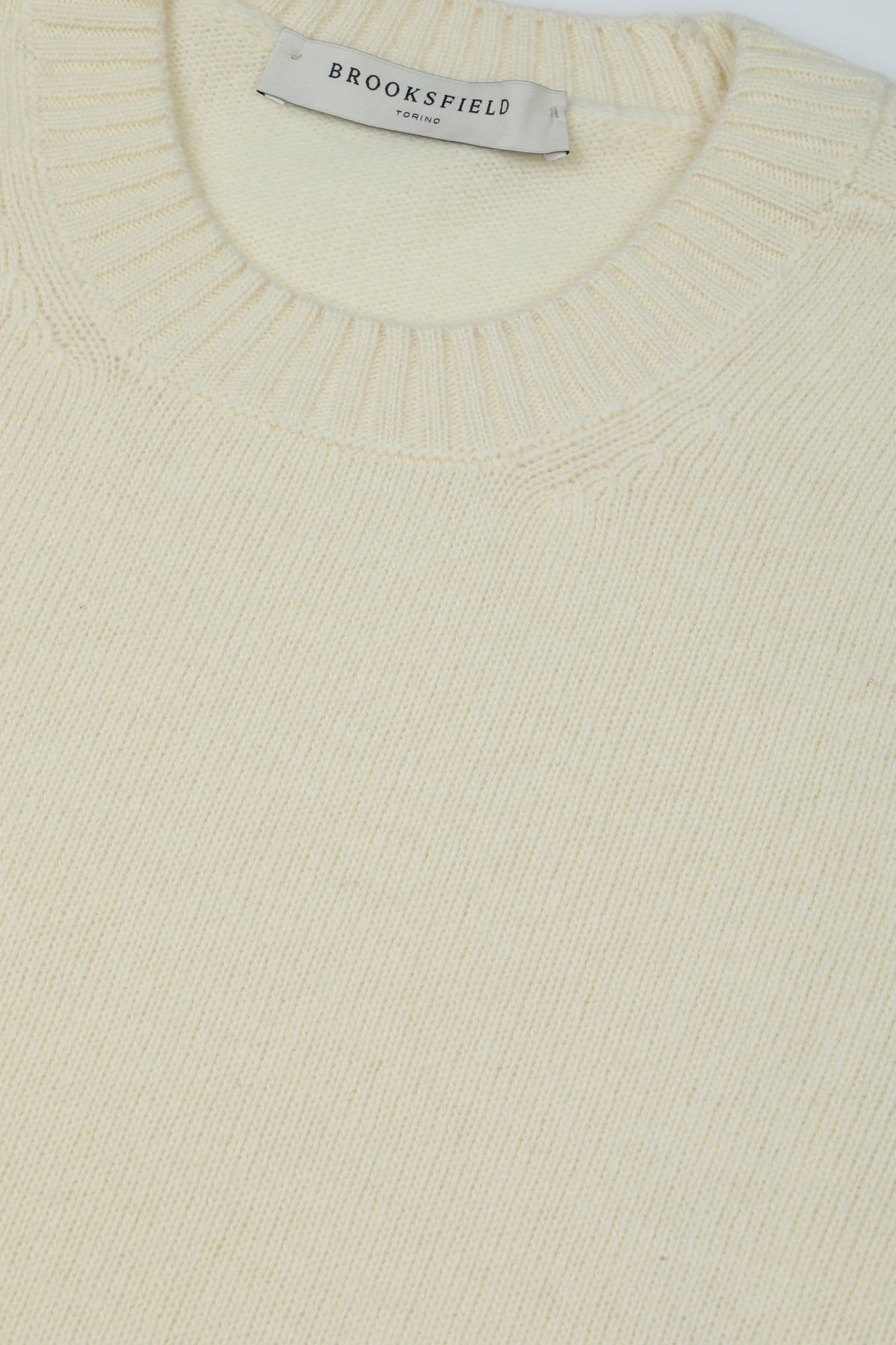 Maglia girocollo in pura lana vergine. Panna - Latte