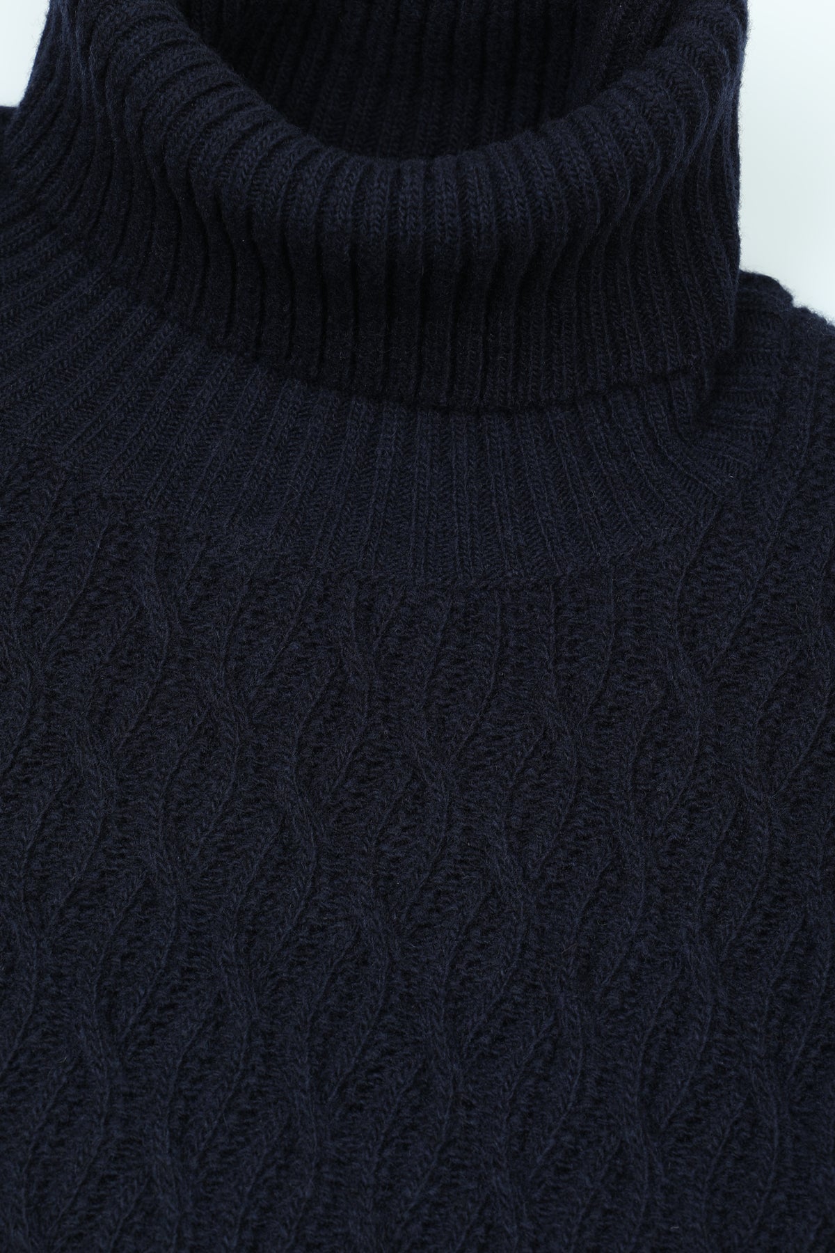 Maglia dolcevita in pura lana vergine lavorato a punto treccia e grana di riso - Blu scuro