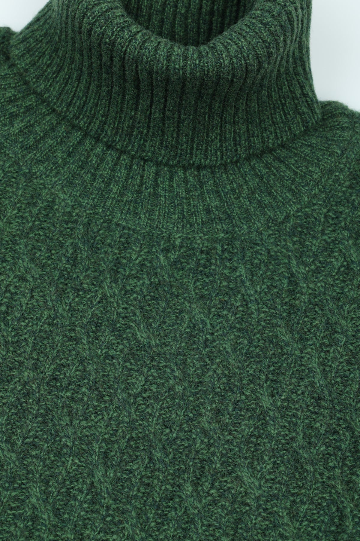 Maglia dolcevita in pura lana vergine lavorato a punto treccia e grana di riso. Verde - Alloro