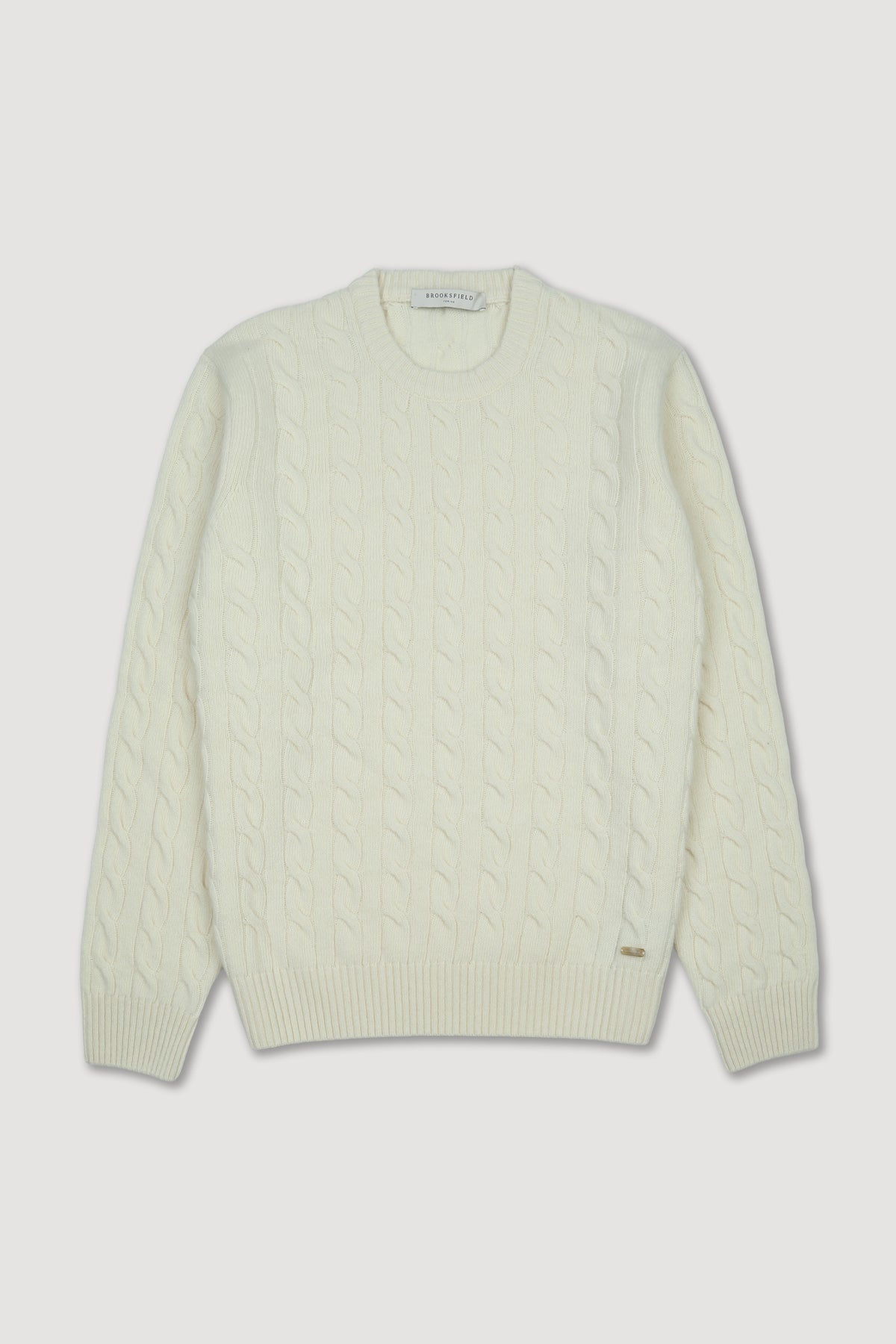 Maglia girocollo realizzata in lana vergine e lavorata a punto trecce. Panna - Latte