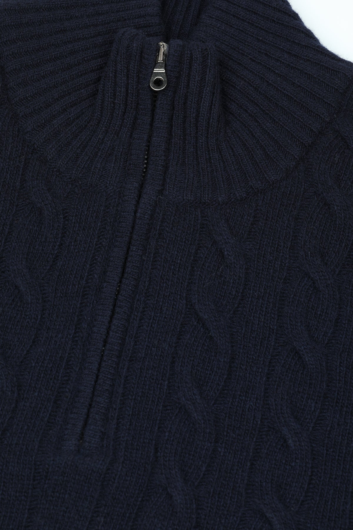 Maglia collo army con zip, realizzata in lana vergine e lavorata a punto trecce - Blu scuro