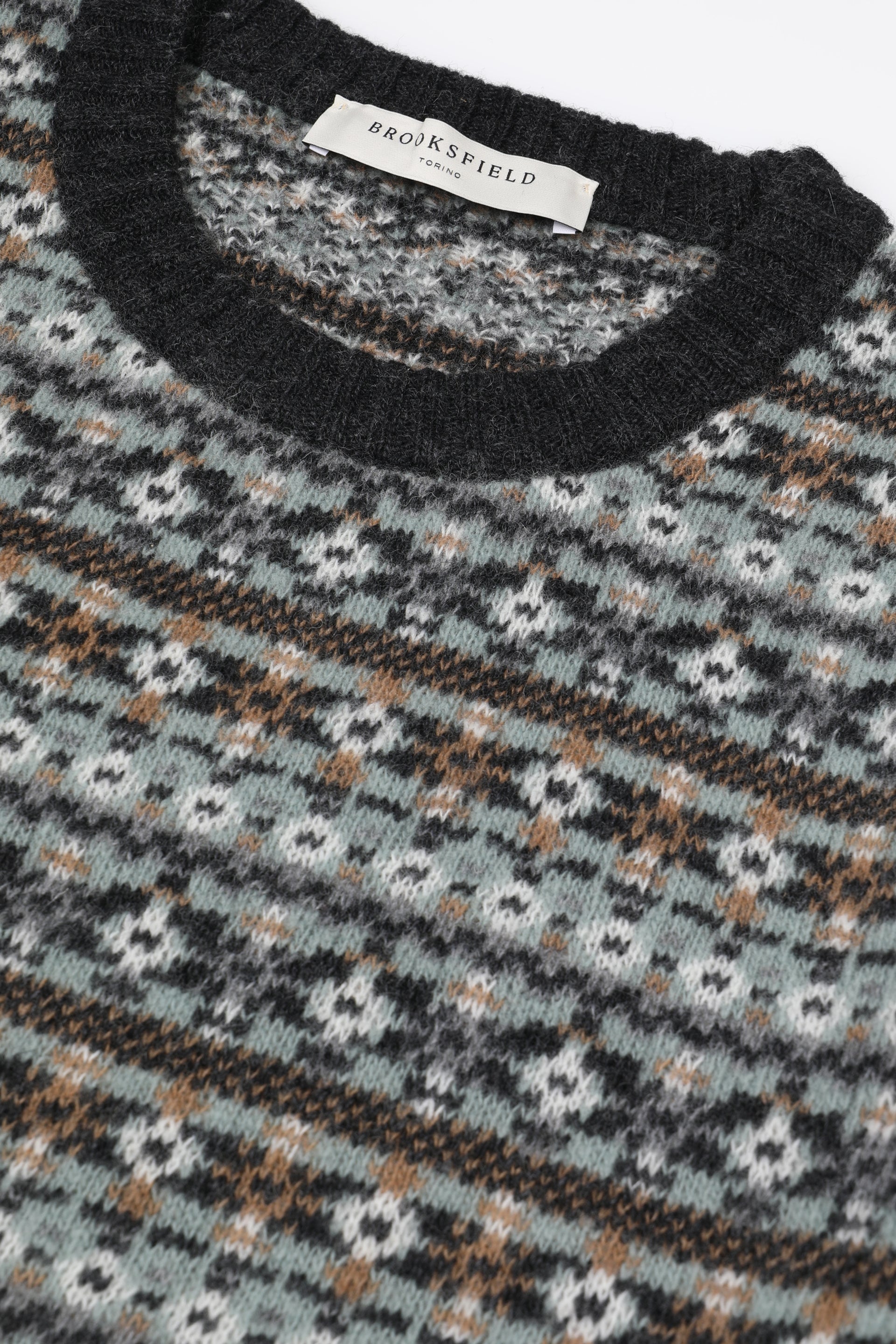 Maglia girocollo in misto lana, caratterizzata da un jacquard ispirato a motivi etnici - Lavagna