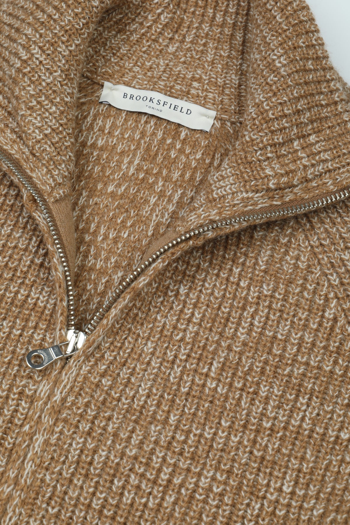 Giubbotto con zip realizzato in maglia inglese con filato di lana misto alpaca. Blu - Latte/Canyon