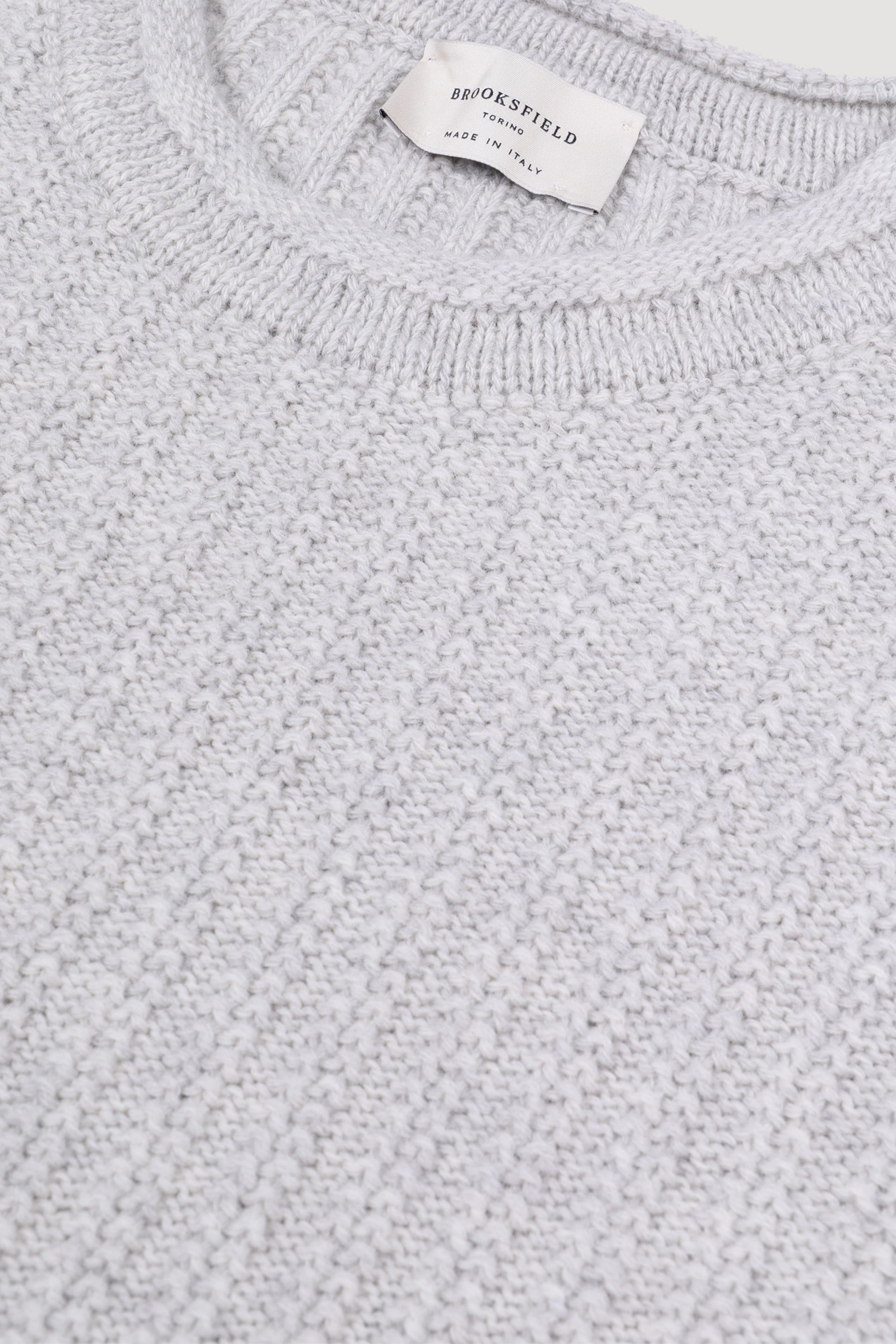 Maglia girocollo in costa operata con bordo collo con ricciolo, pura lana vergine. Grigio - Silver grey