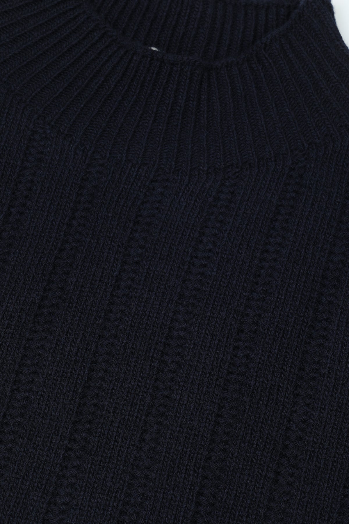 Maglia collo a cratere in pura lana vergine realizzato in costa operata. Blu - Blu scuro
