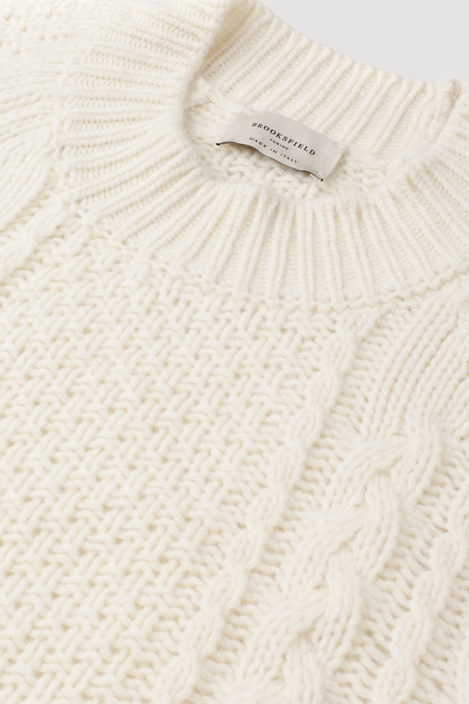 Maglia girocollo con motivo aran in pura lana vergine. Latte - Milk