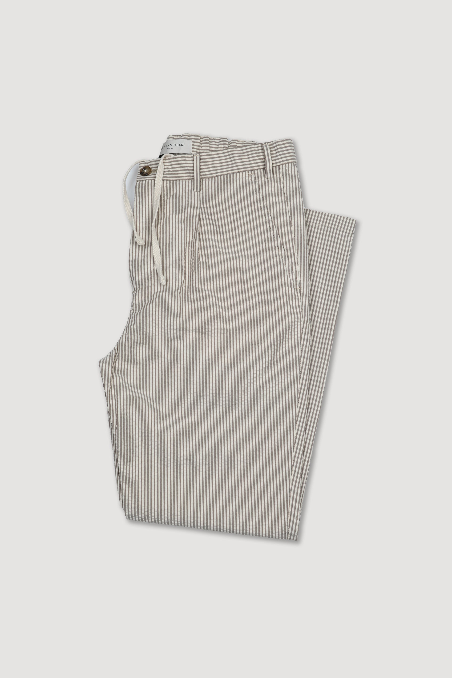 UOMO-PANTALONE CHINO CON PINCES, ELASTICO E COULISSE, TESSUTO SEERSUCKER DI COTONE TINTO FILO FANTASIA RIGA VERTICALE, LAVATO - Greggio /nocciola
