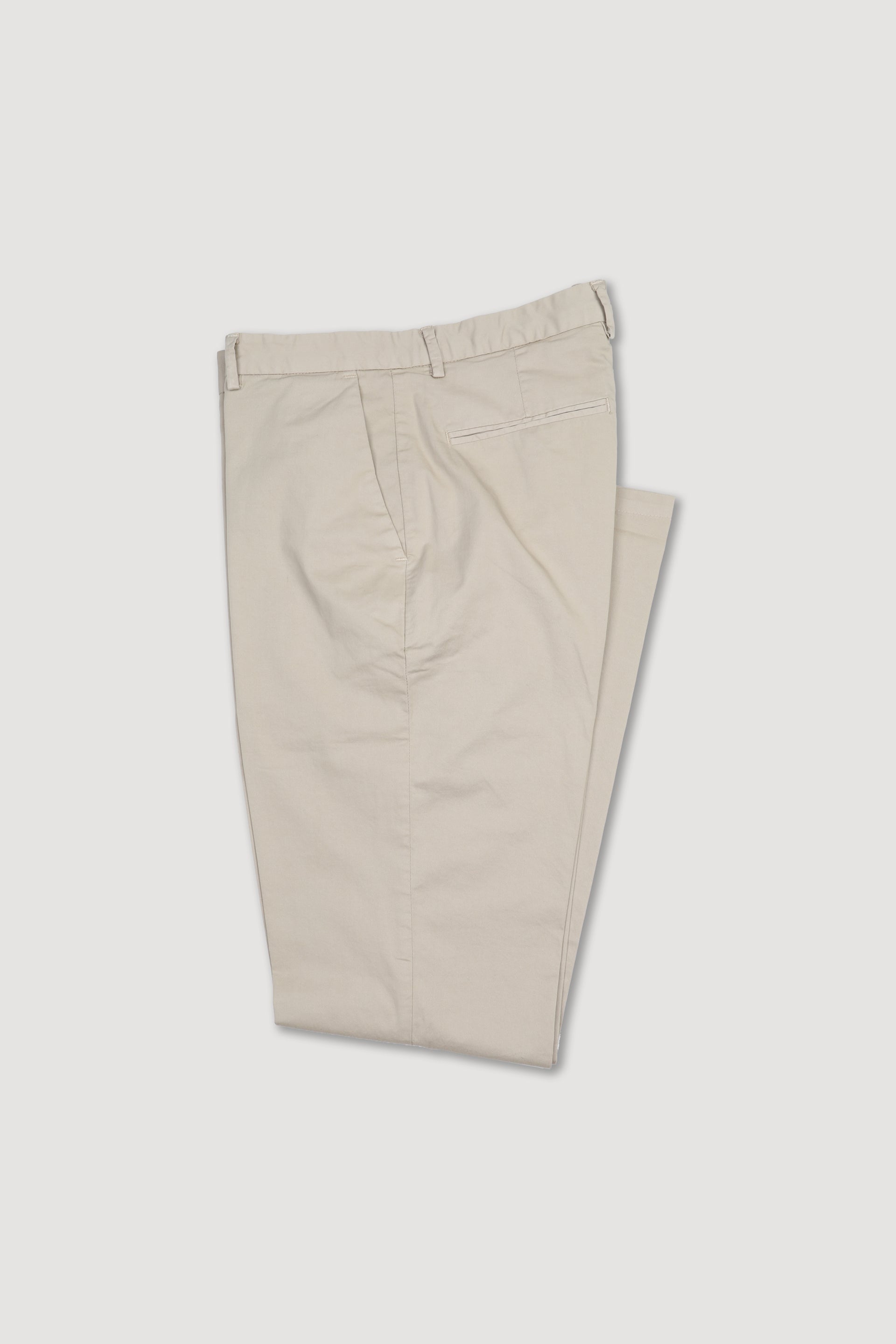 Pantalone chino Dean in gabardine stretch di cotone organico. Slim fit. Beige - Soft kaki