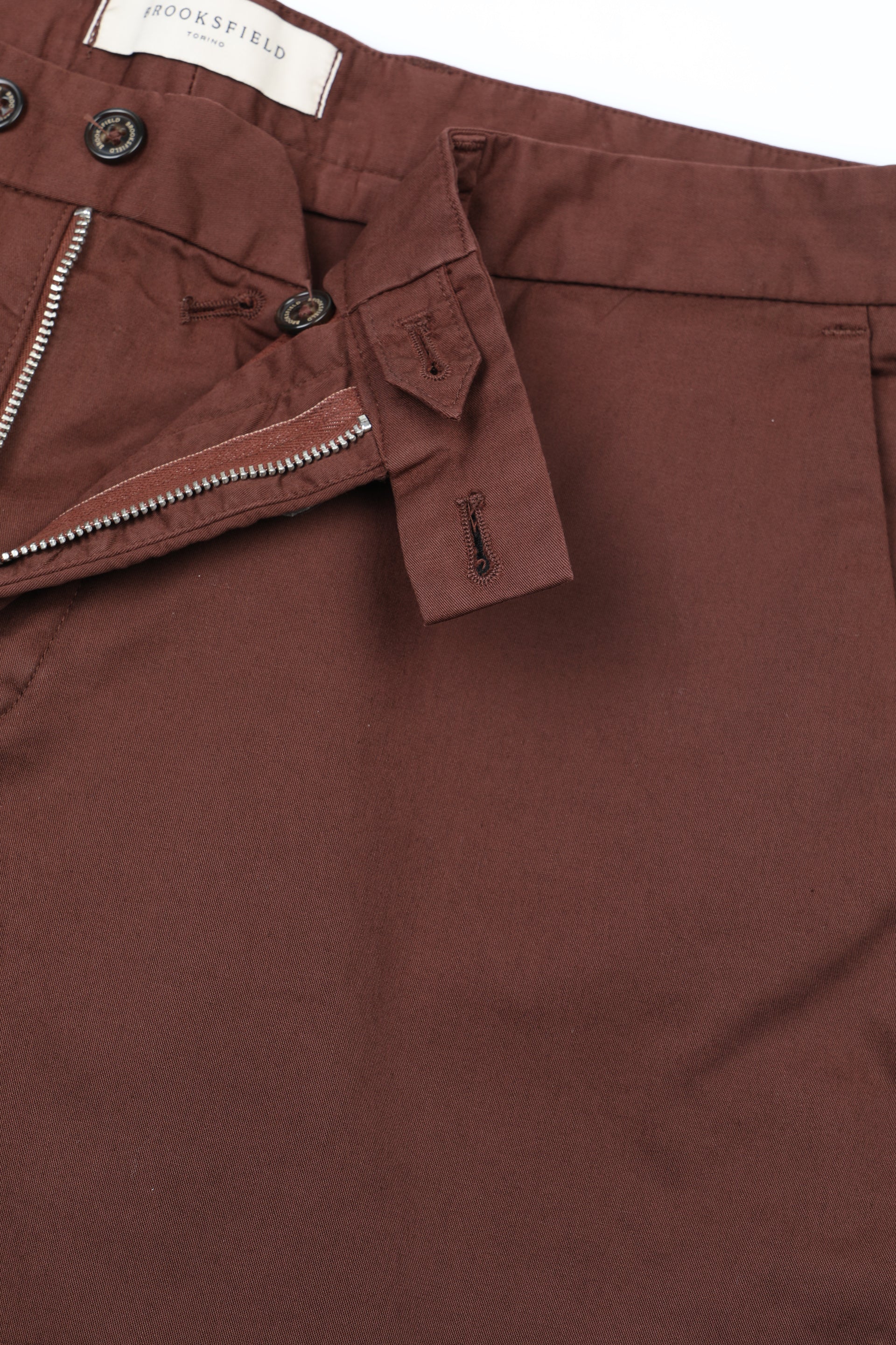 Pantalone chino Dean in gabardine stretch di cotone organico. Slim fit. Marrone - Africa
