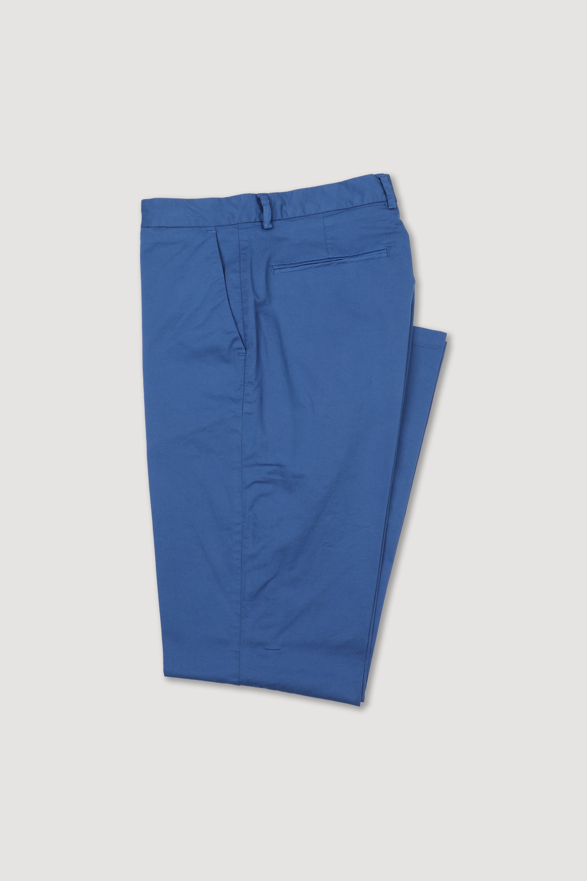 Pantalone chino Dean in gabardine stretch di cotone organico. Slim fit. Blu - Acquario
