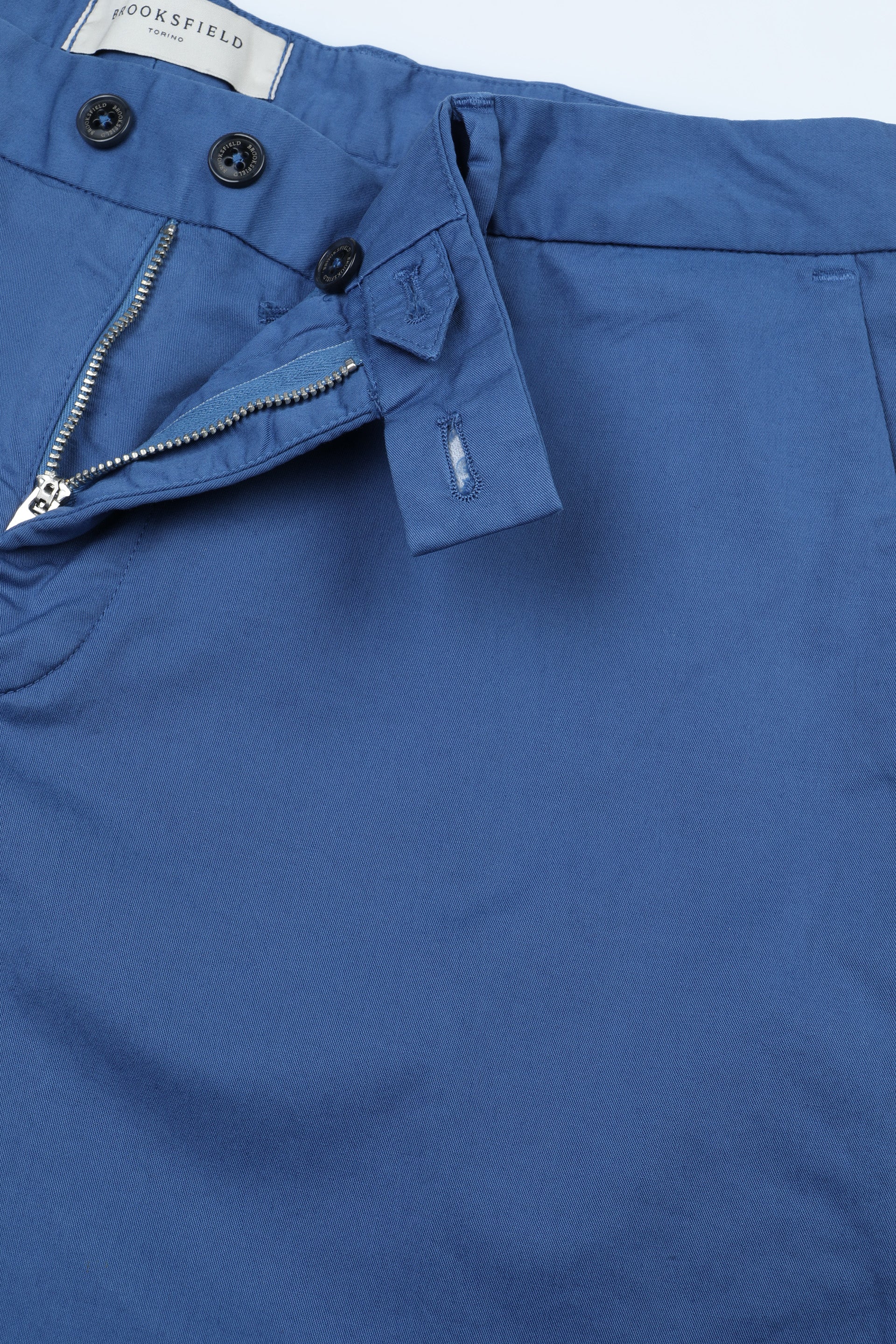 Pantalone chino Dean in gabardine stretch di cotone organico. Slim fit. Blu - Acquario